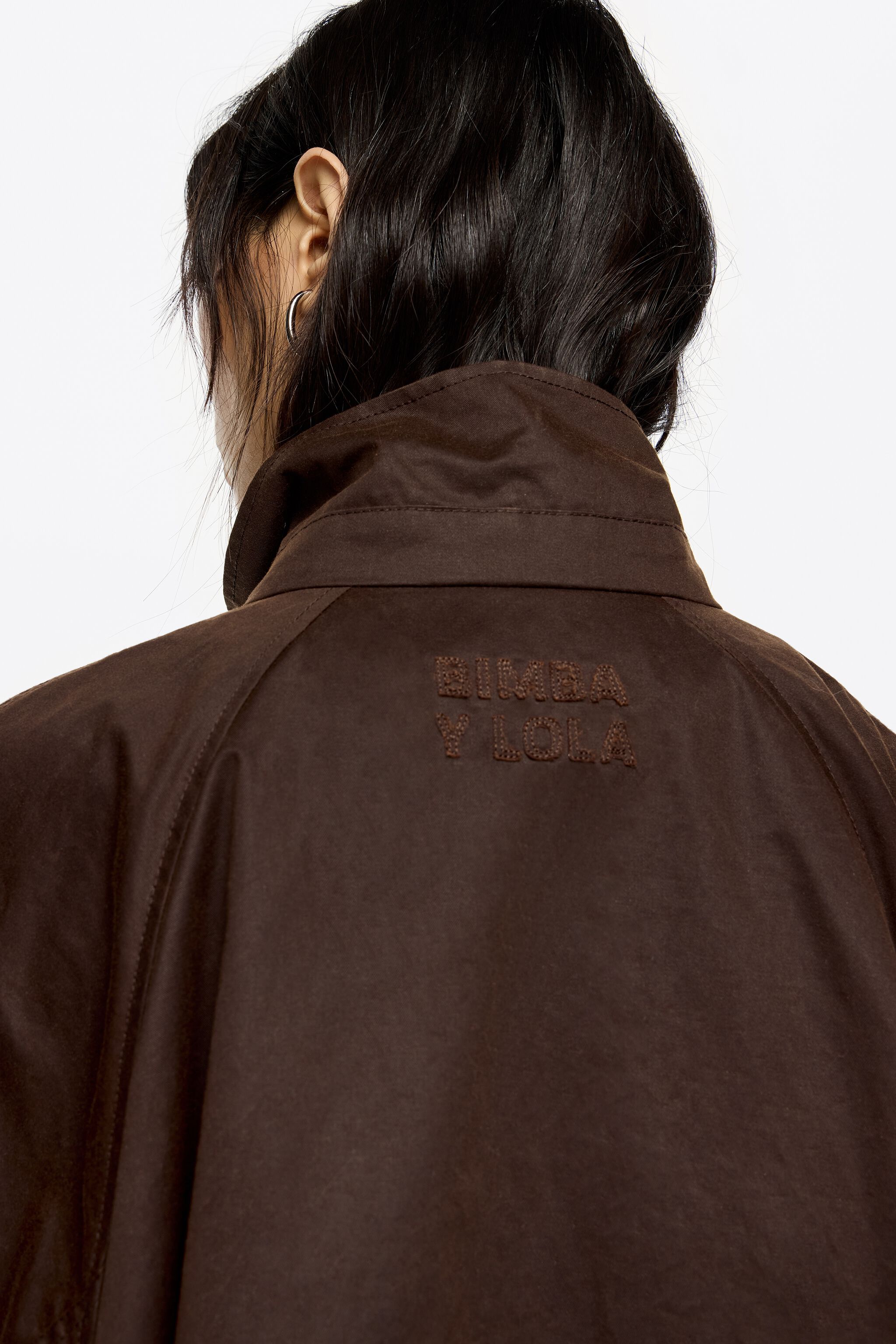 Trench coat em formato A com revestimento marrom escuro