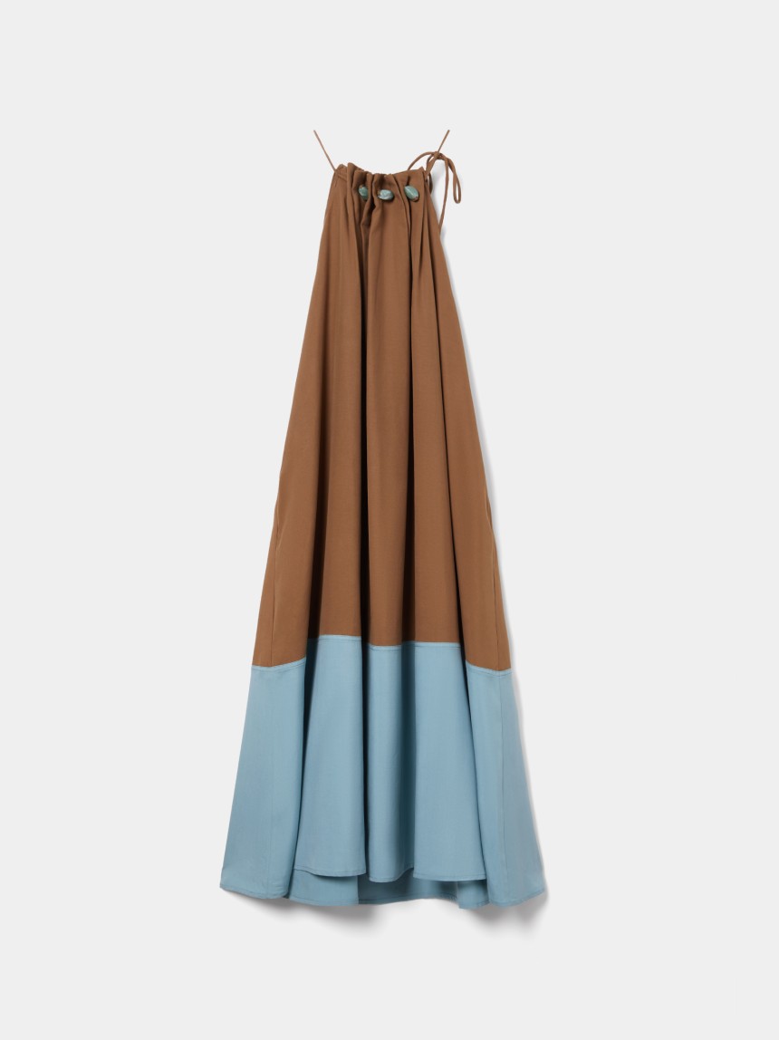 Vestido bicolor com detalhe de pedras