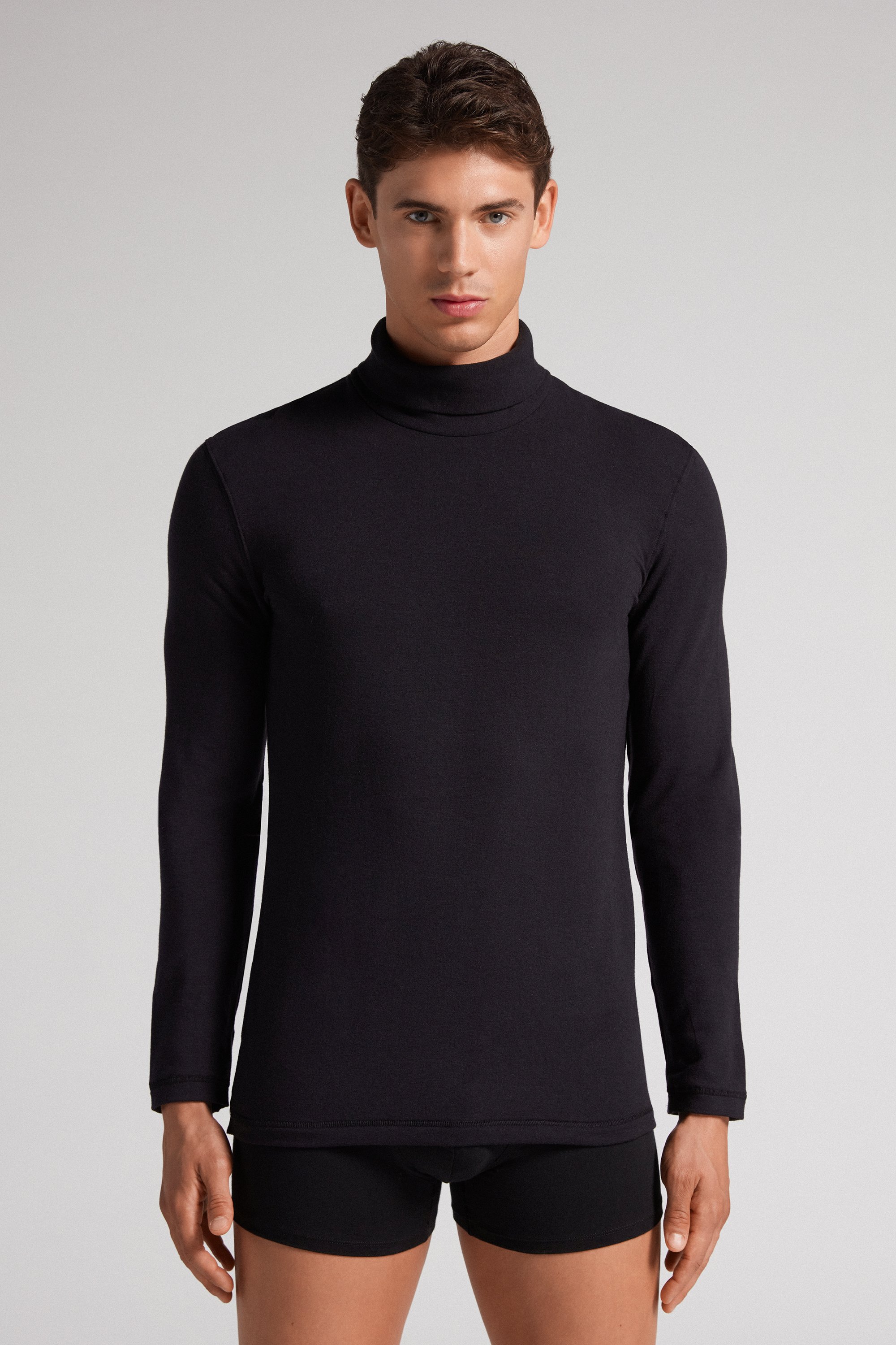 Camiseta de manga comprida em modal cashmere com gola alta.