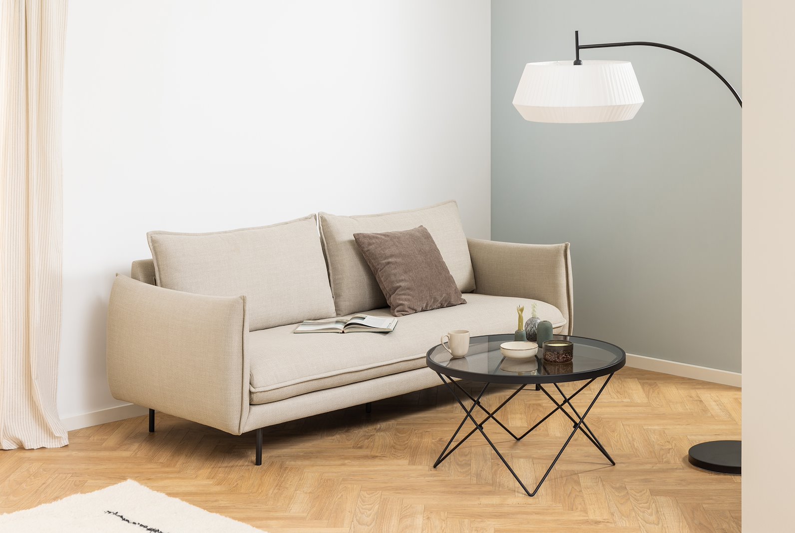 Cuxton rundt sofabord Røkt glass, med sort trådunderstell. Ø80 cm