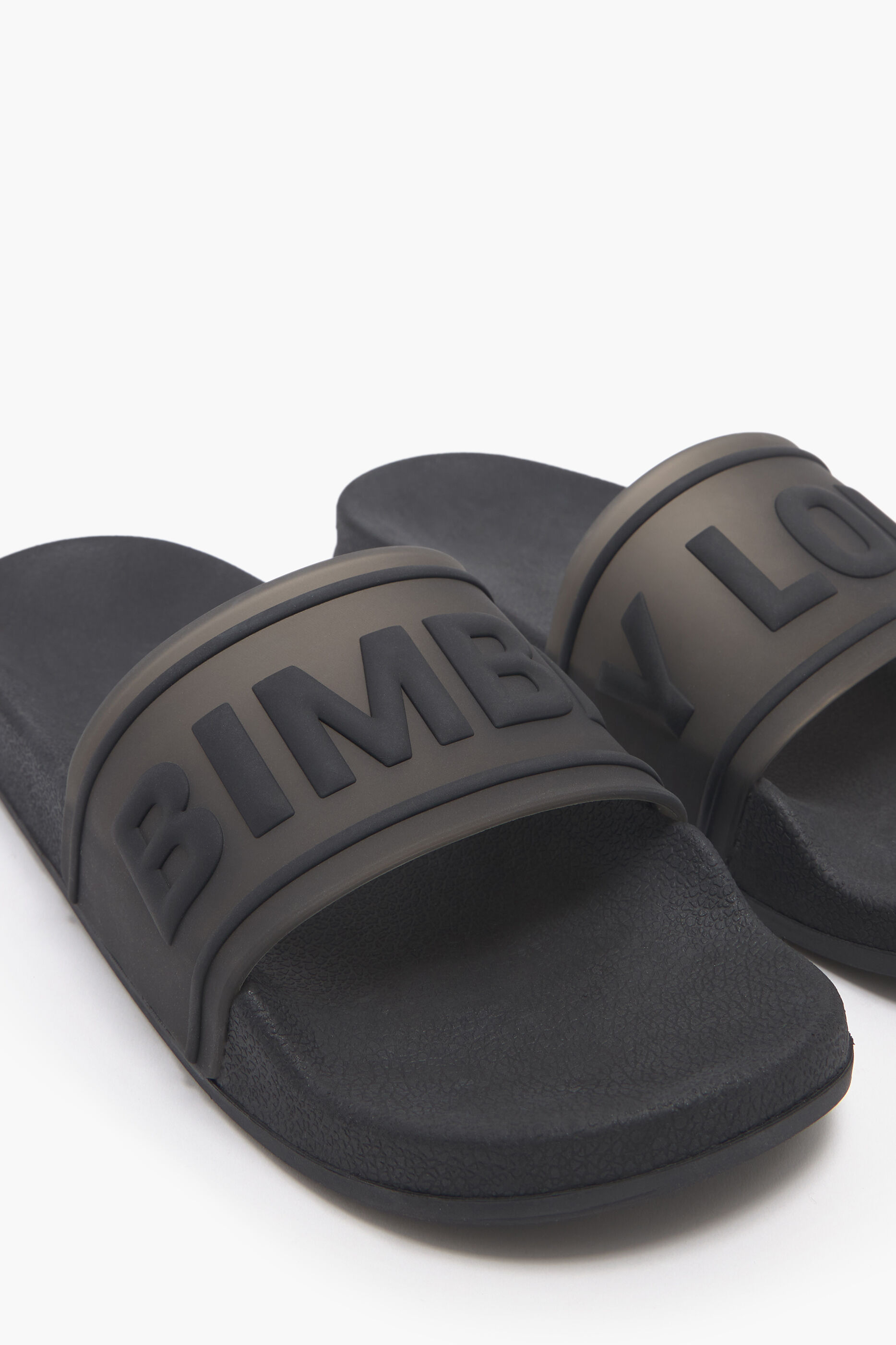 Chinelo de dedo com logotipo preto