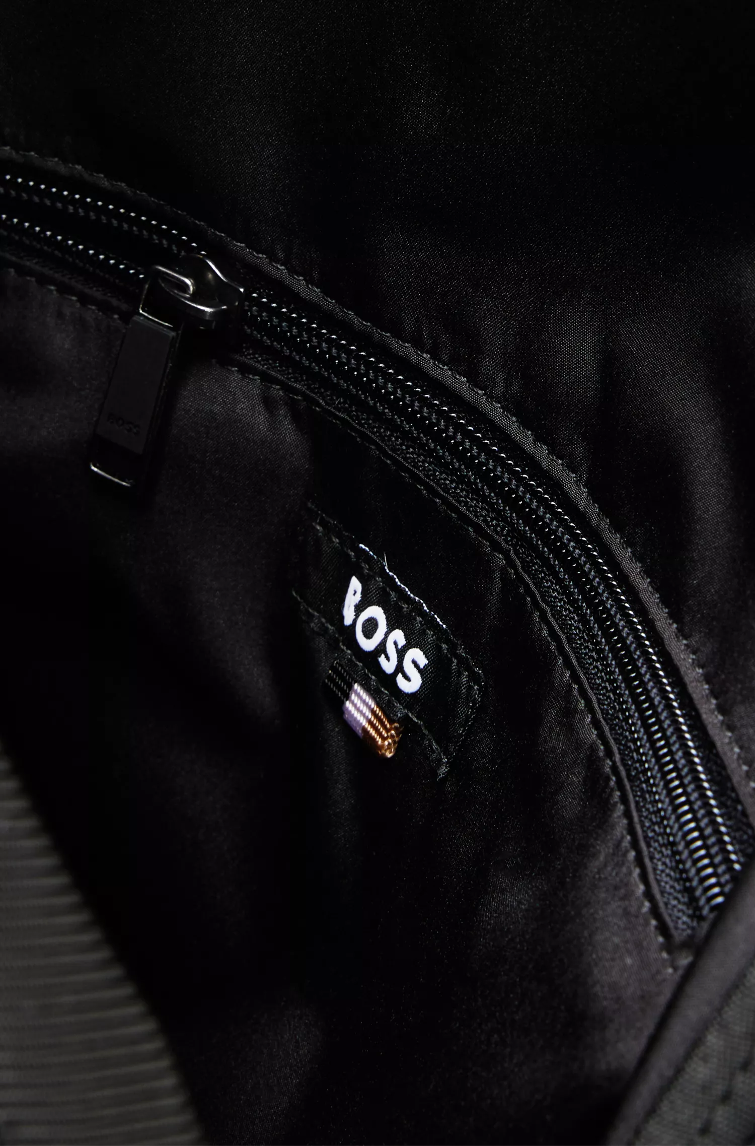 Mochila BOSS preta com detalhe de logotipo em tom sobre tom