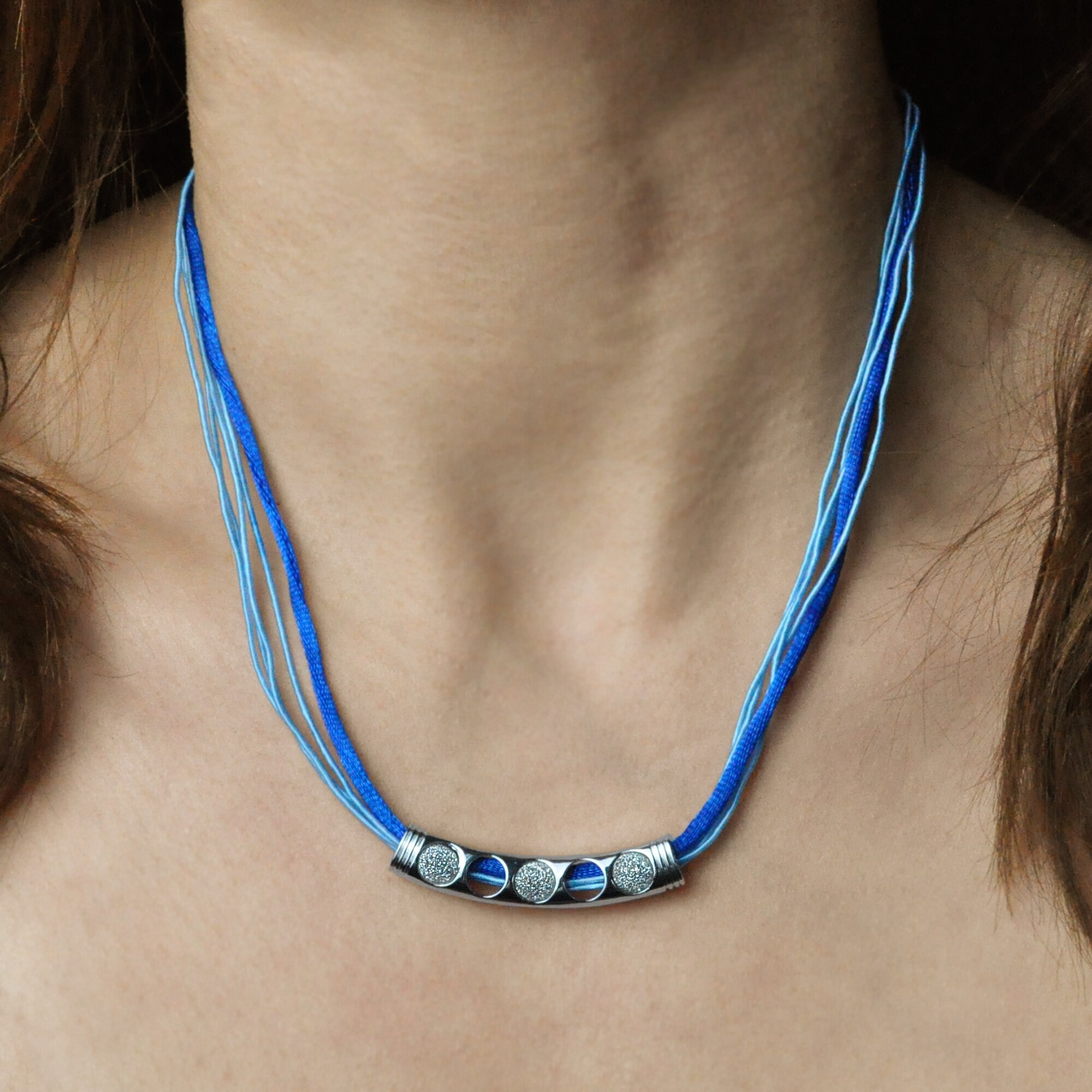 Steuer Modeschmuck Collierkette Textilkette, blau, mit silberfarbener Schmuckapplikation