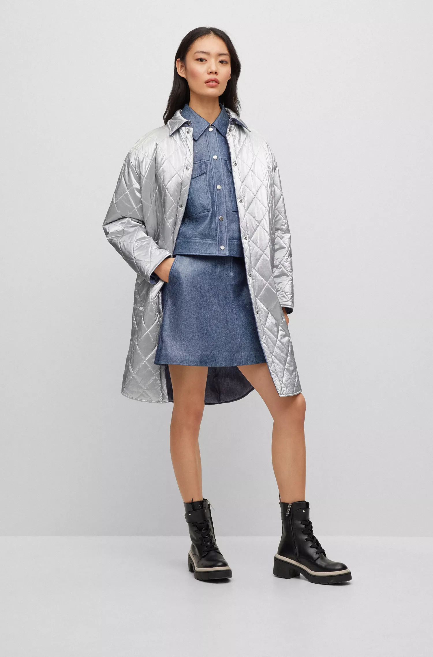 Jaqueta acolchoada reversível BOSS preta com detalhes em jeans e prata.
