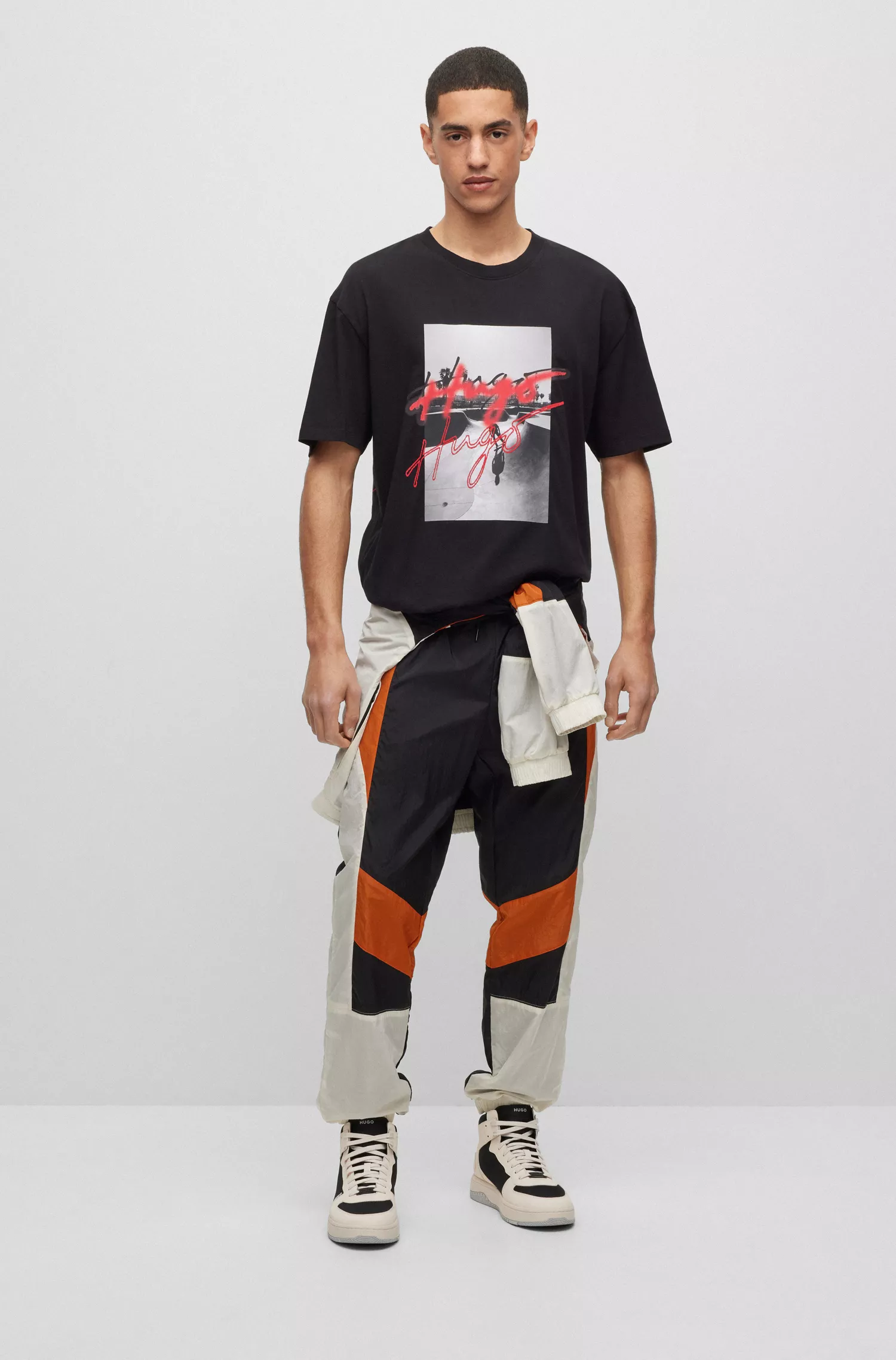 Camiseta HUGO vermelha, modelagem oversized, em algodão orgânico com estampa do logo.