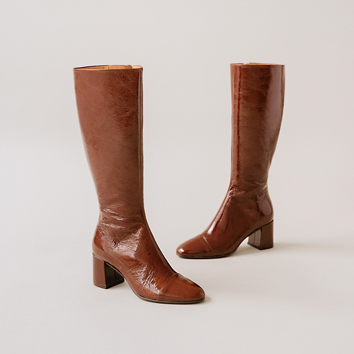 Bottes à talons et bouts pointus  en cuir brillant marron