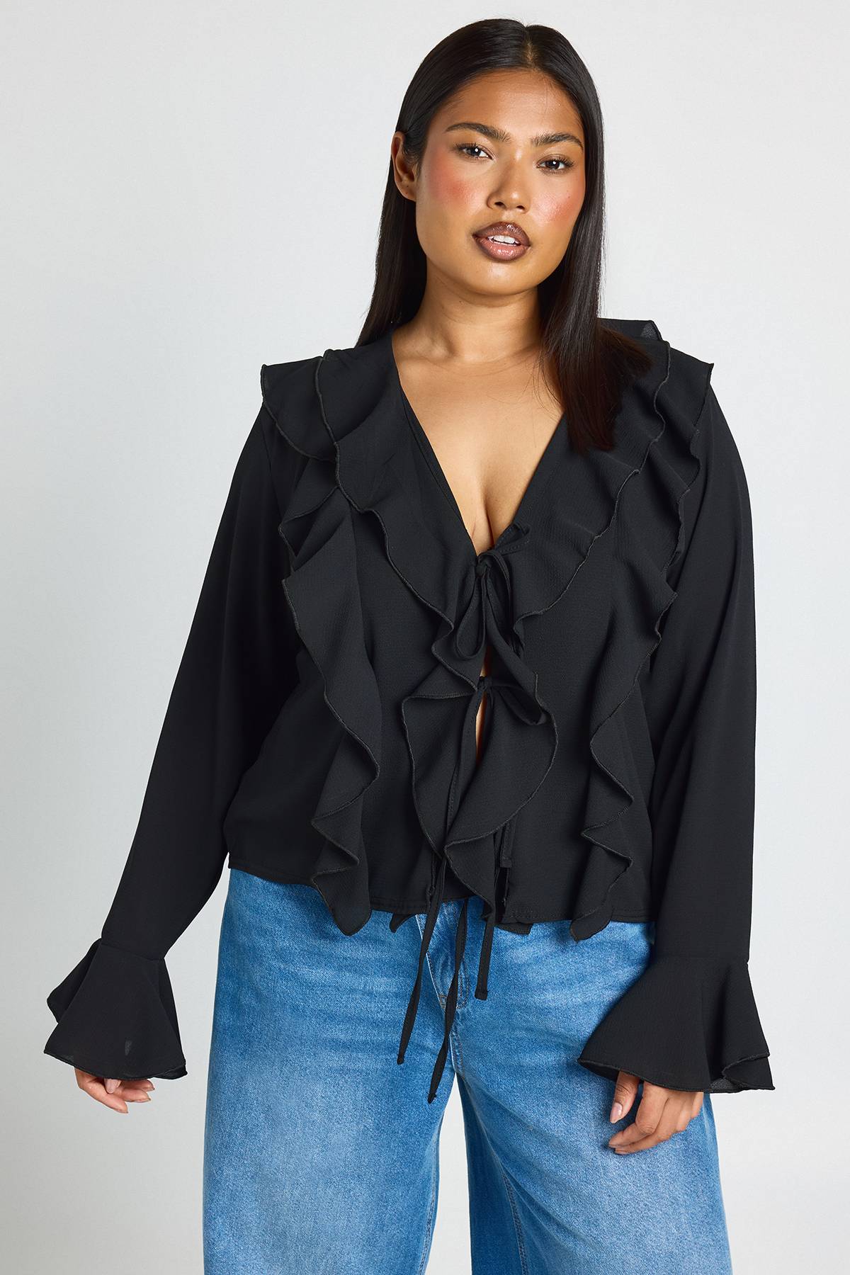 boohoo Blouse Grande Taille À Volants Et Nœud Devant