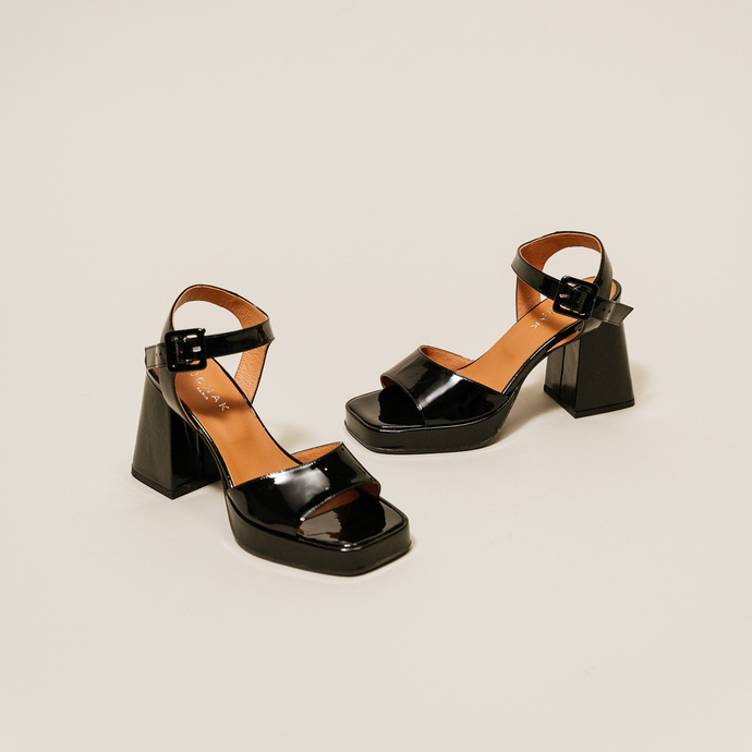 Sandales à brides et plateformes  en vernis noir