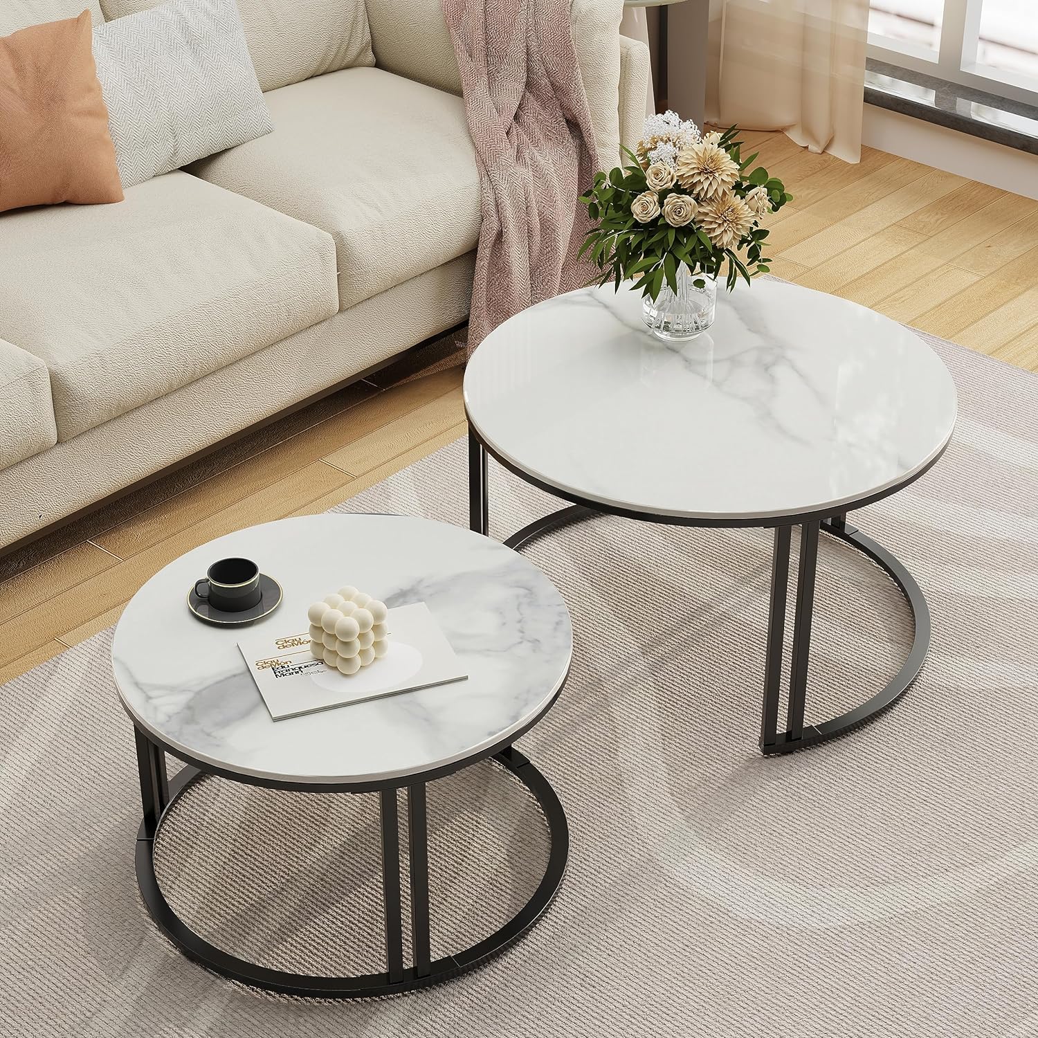 FATIVO Couchtisch Rund 2er Set Marmor Satztisch, Couchtischset Weiß Wohnzimmertisch mit schwarz Metallrahmen fürs Wohnzimmer, Beistelltisch für Schlafzimmer Balkon - Klein 35×57×57cm / Groß 41×70×70cm
