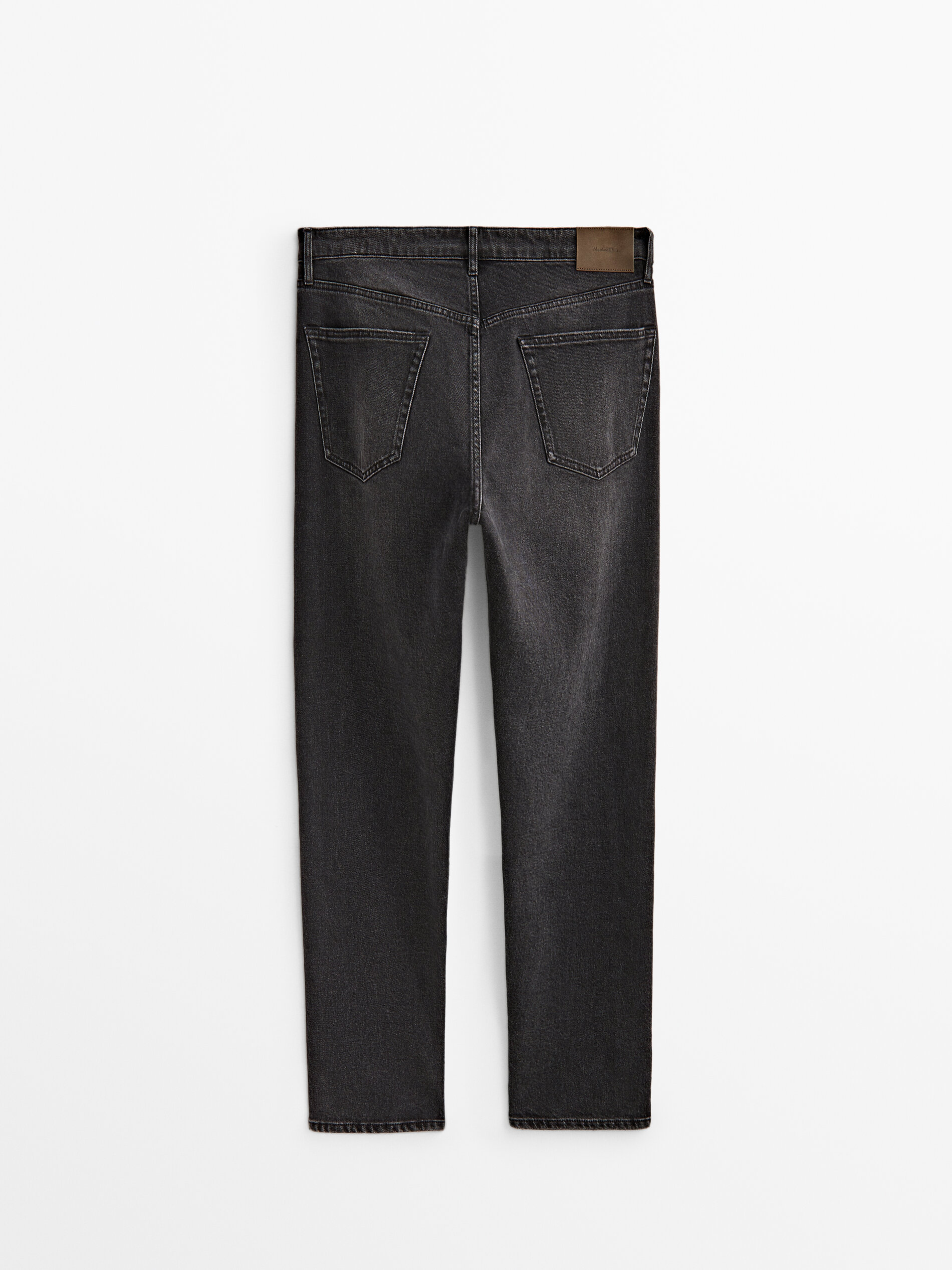 Calça jeans cinza com lavagem stone wash e corte afunilado