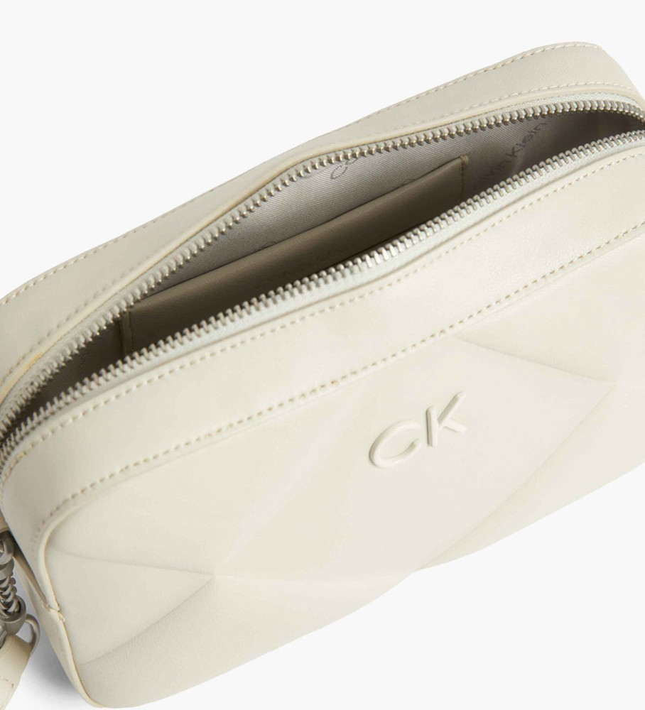 Bolsa de ombro acolchoada Calvin Klein com aba, bege