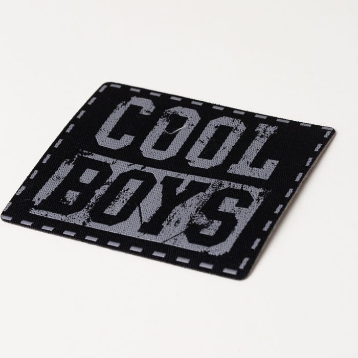 Atelier Veritas-Patch met tekst 'Cool Boys' 7,8x8,8cm
