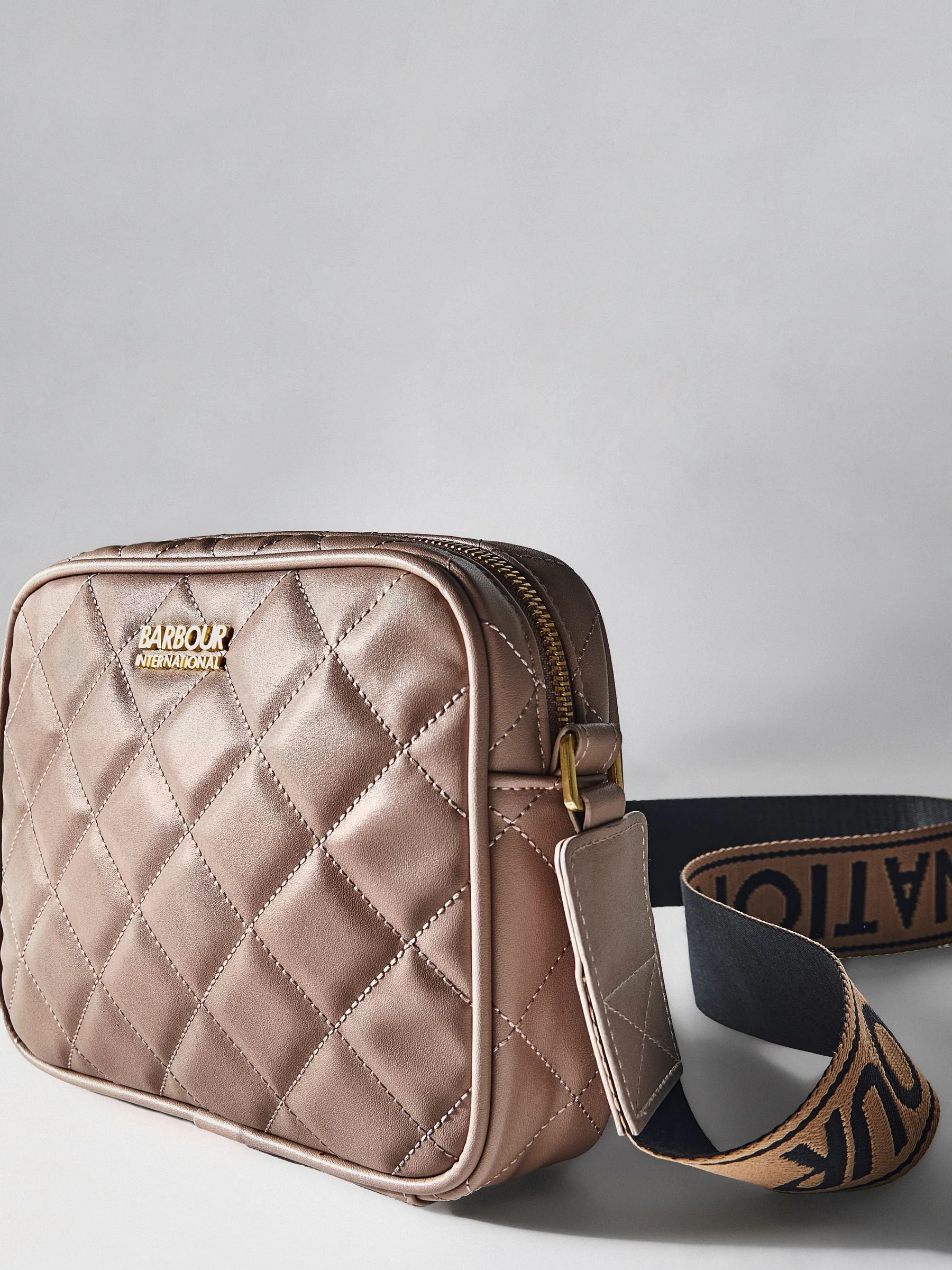 Licht beige - Barbour® International gewatteerde Sloane crossbodytas