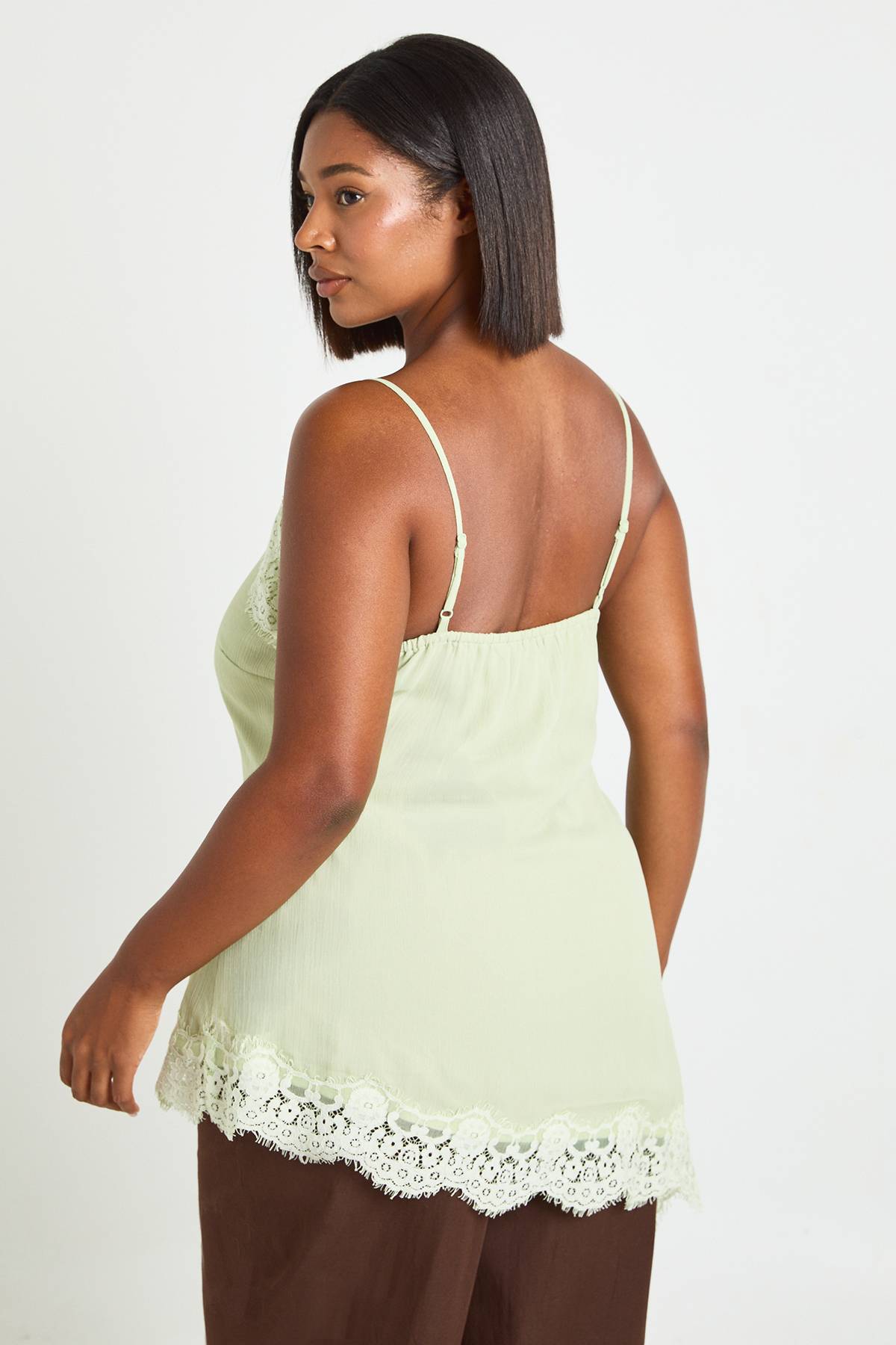 boohoo Top Caraco Asymétrique En Mousseline Avec Bordure En Dentelle Grande Taille