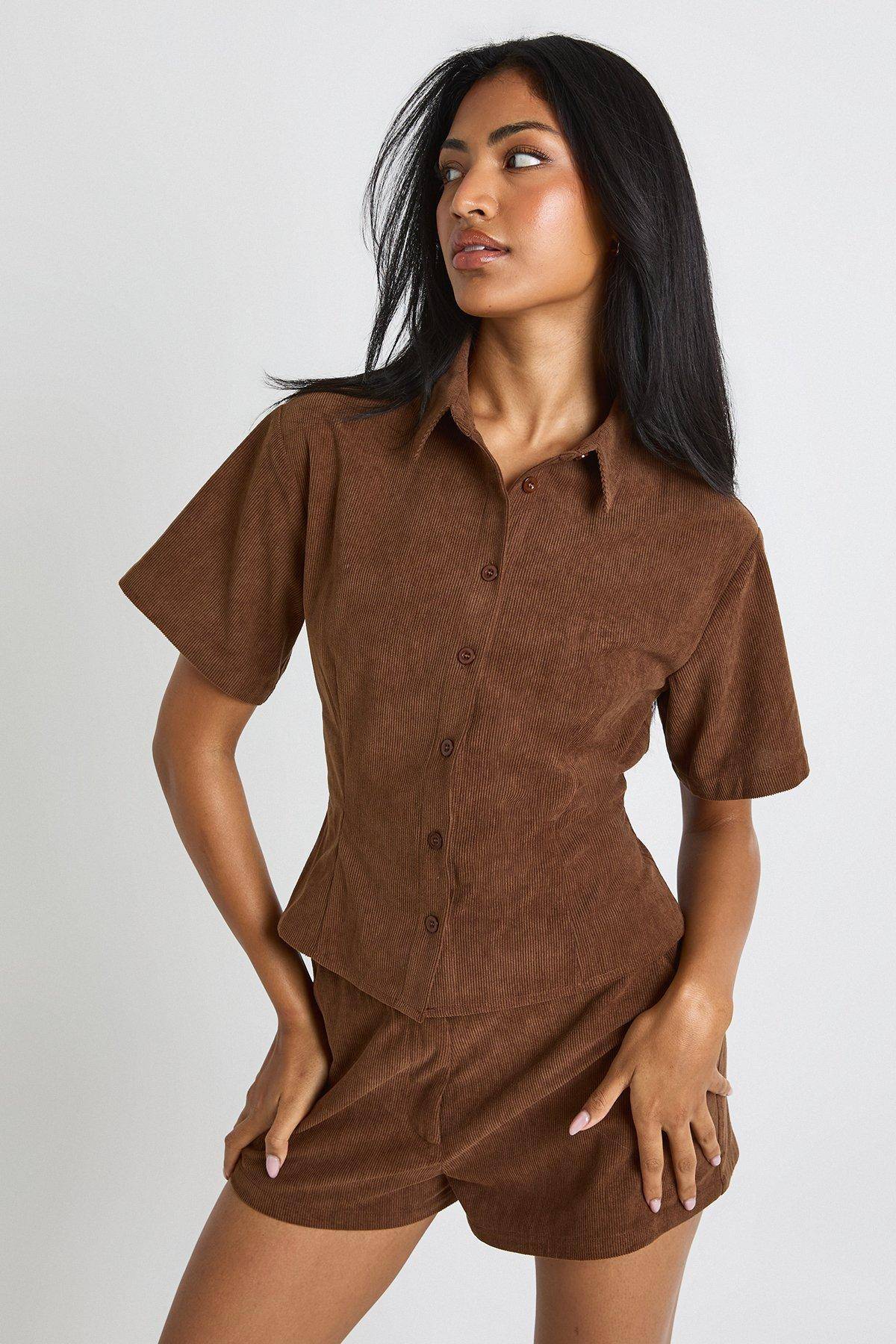 boohoo Chemise Ajustée En Velours Côtelé À Manches Courtes