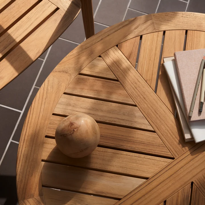 Carl Hansen - Embrace Gartentisch, Teak unbehandelt, Ø 80 cm