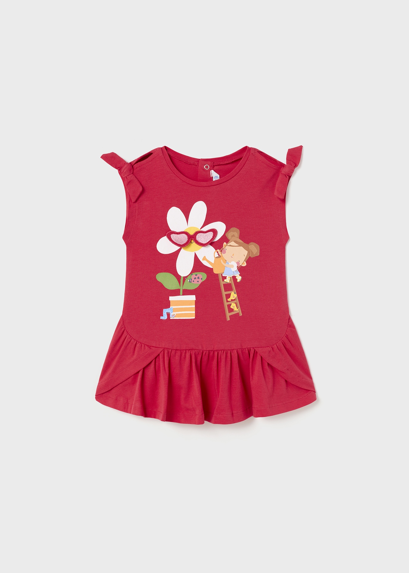 Vestido de bebê com estampa interativa feito de algodão sustentável.