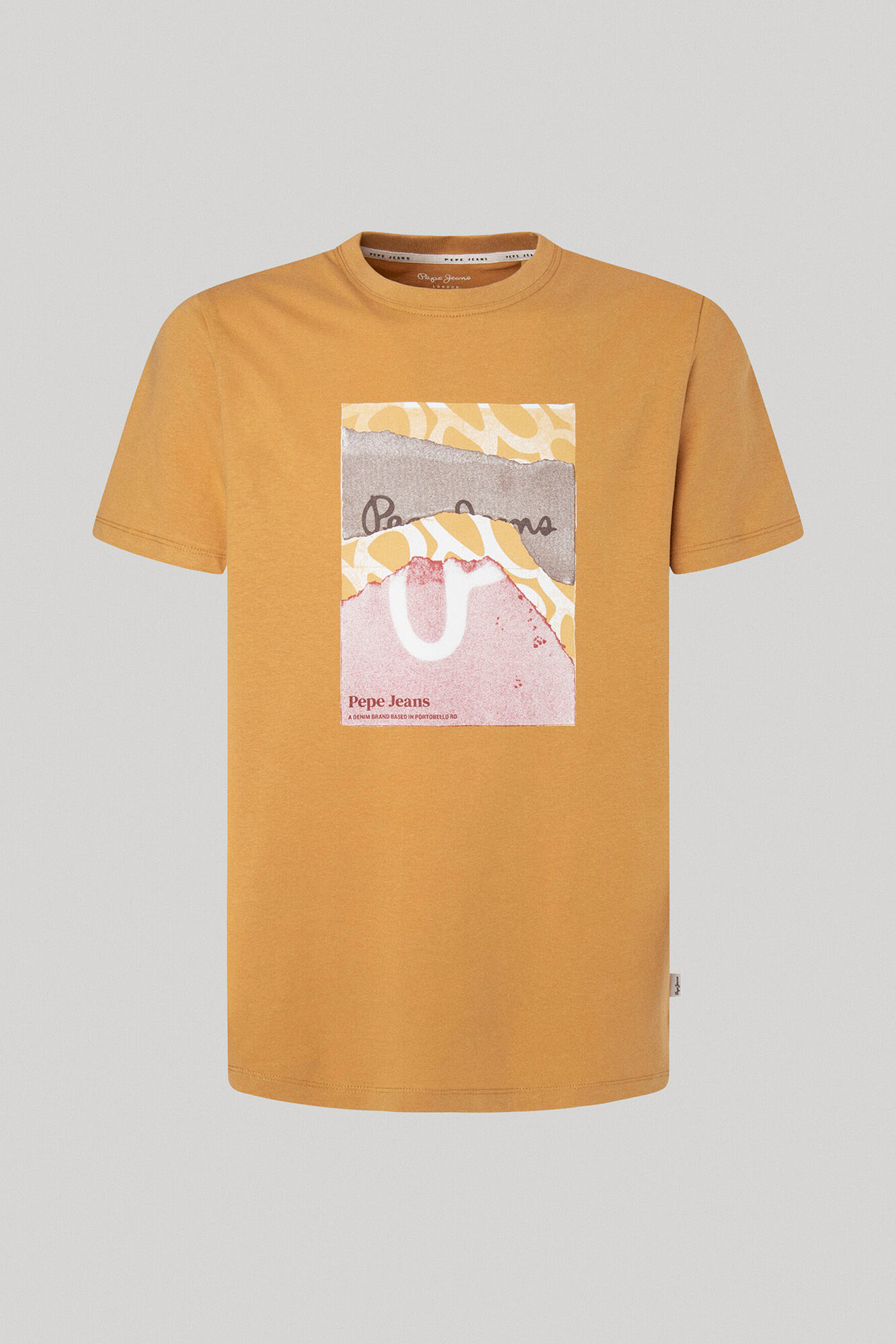 estampa de logotipo em camiseta