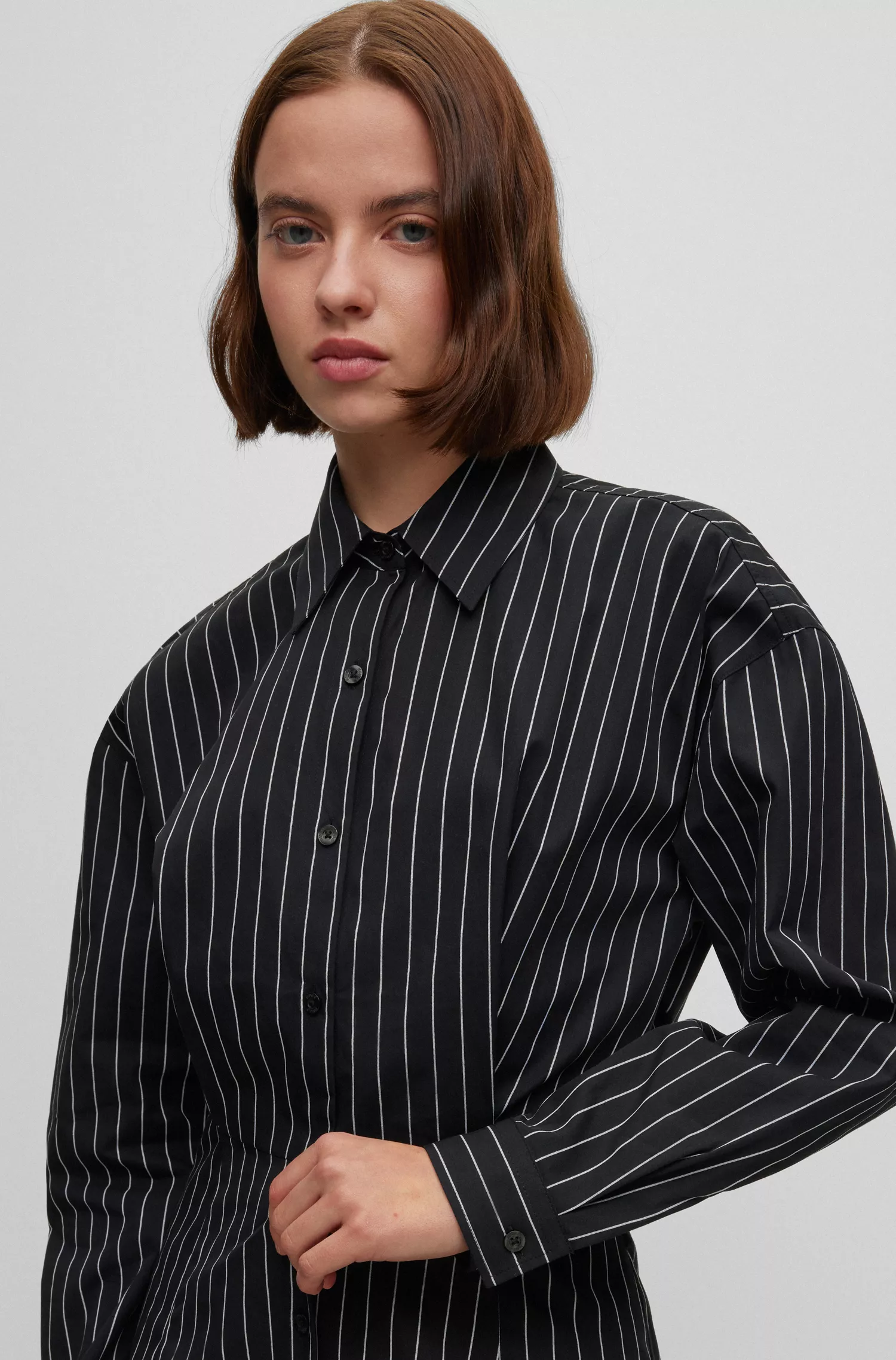 Vestido camiseiro HUGO vermelho de manga comprida com risca de giz em algodão.