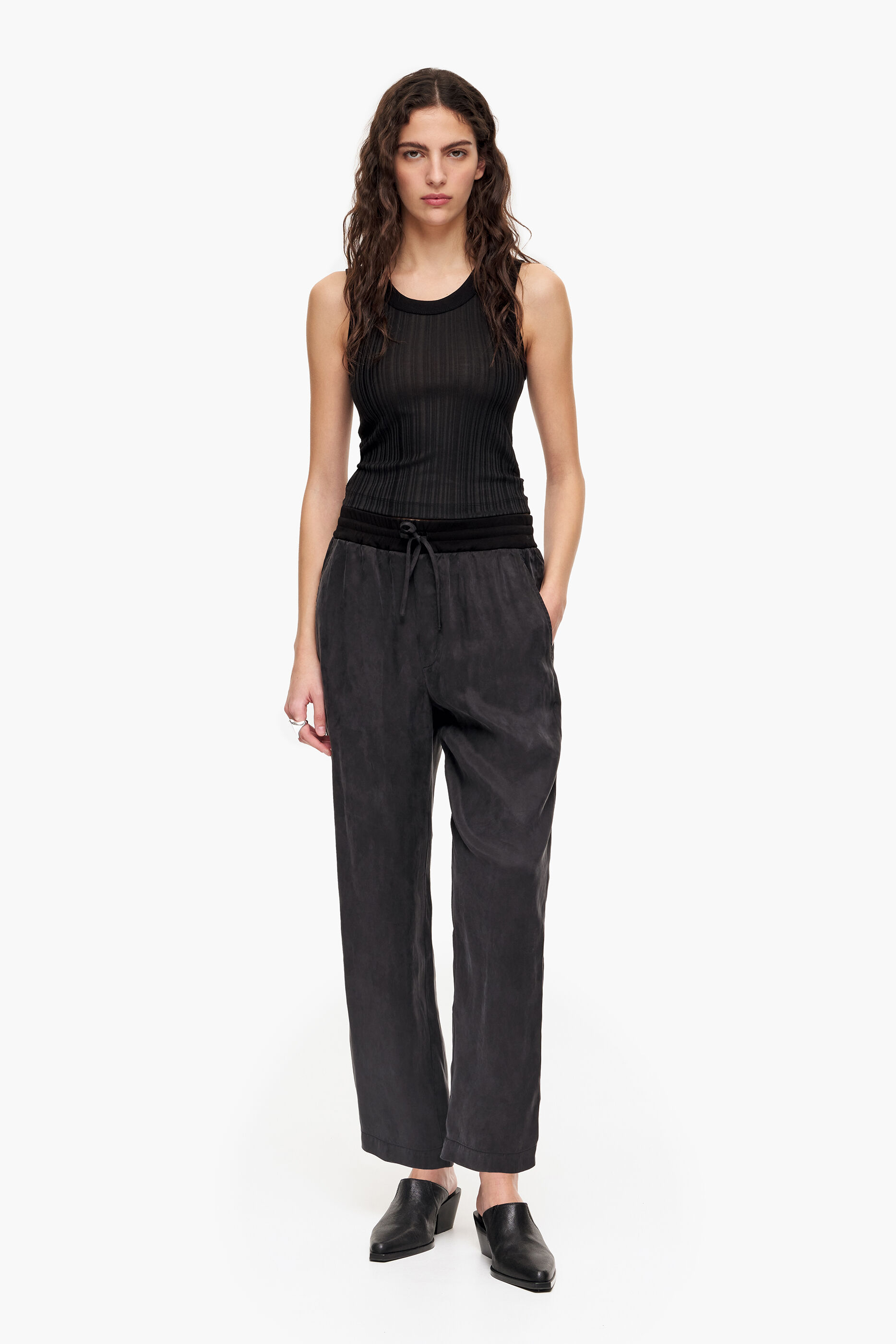 Calça jogger preta de cupro