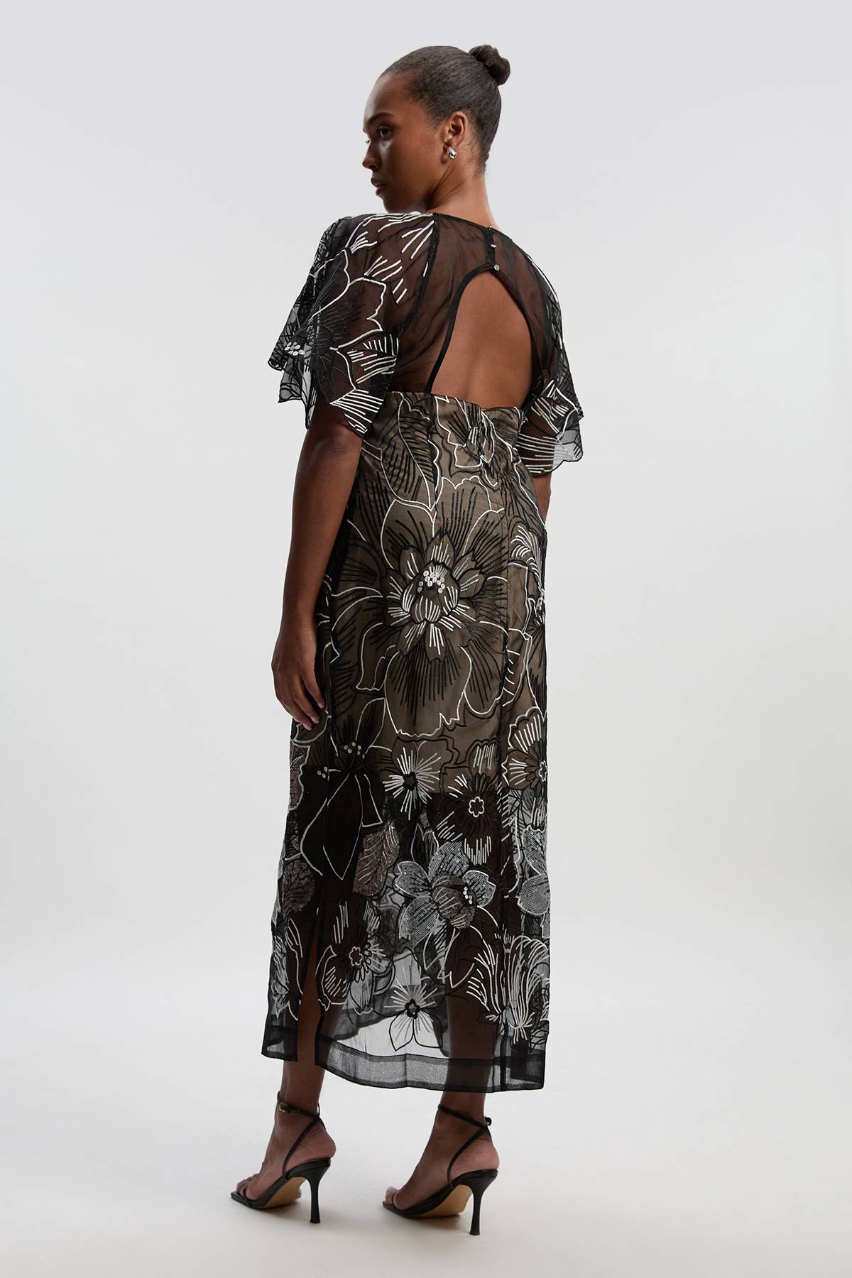 KarenMillen Robe Maxi Grande Taille en Organdi Tissé à Broderie Main et Paillettes avec Décolleté Plongeant