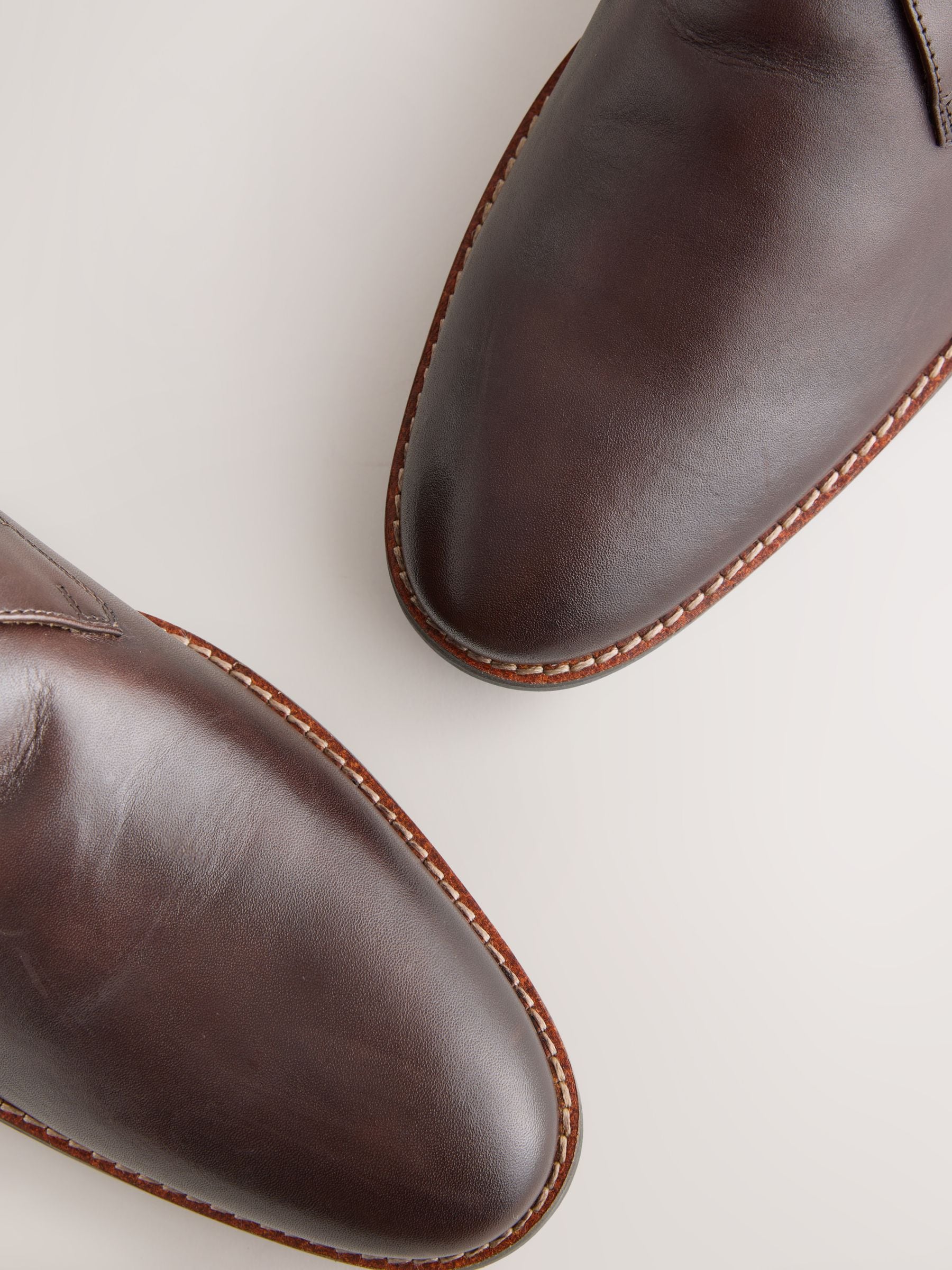 Bruin - Contrast Sole Leather Chukka Boots
