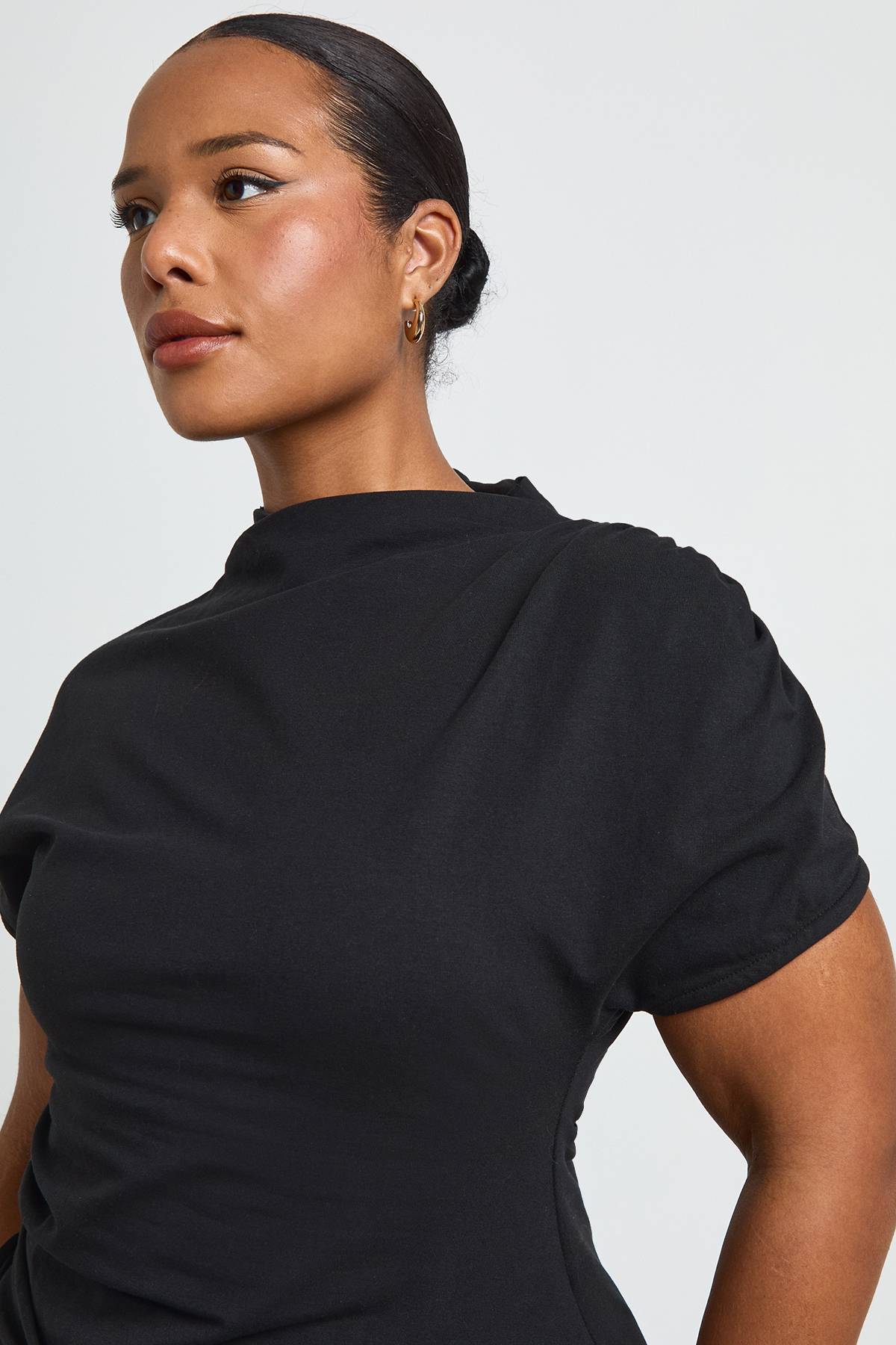 boohoo T-shirt Grande Taille À Col Montant Intégré, Taille Cintrée Et Détail Drapé Sur Le Côté