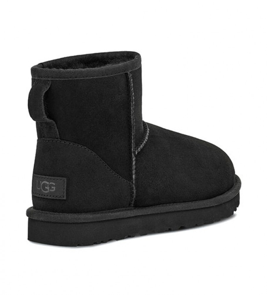 Botas de cano curto UGG Classic Mini II em couro, pretas