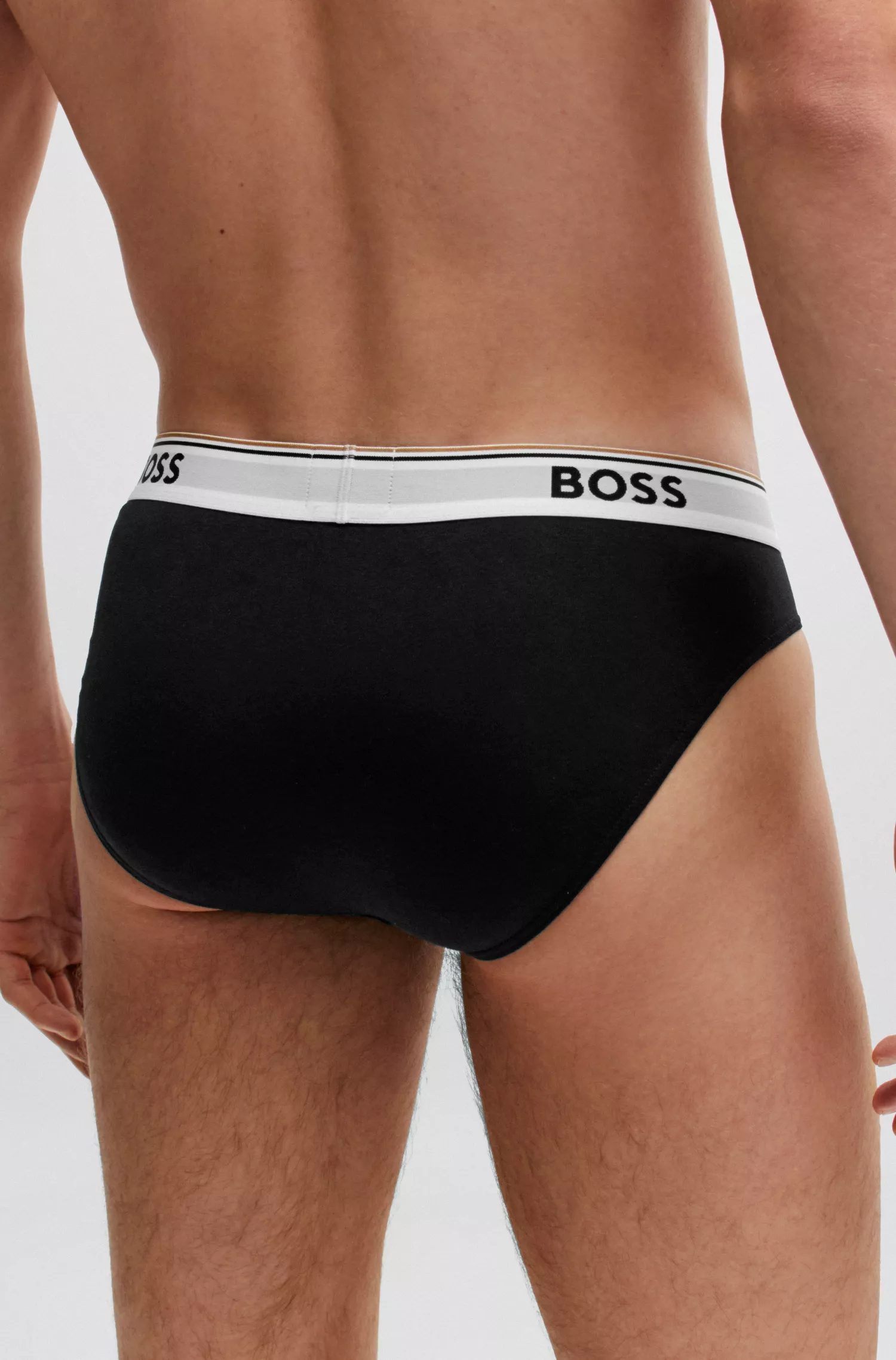 Cuecas BOSS pretas, pacote com três unidades, em algodão elástico e com cós com o logotipo da marca.