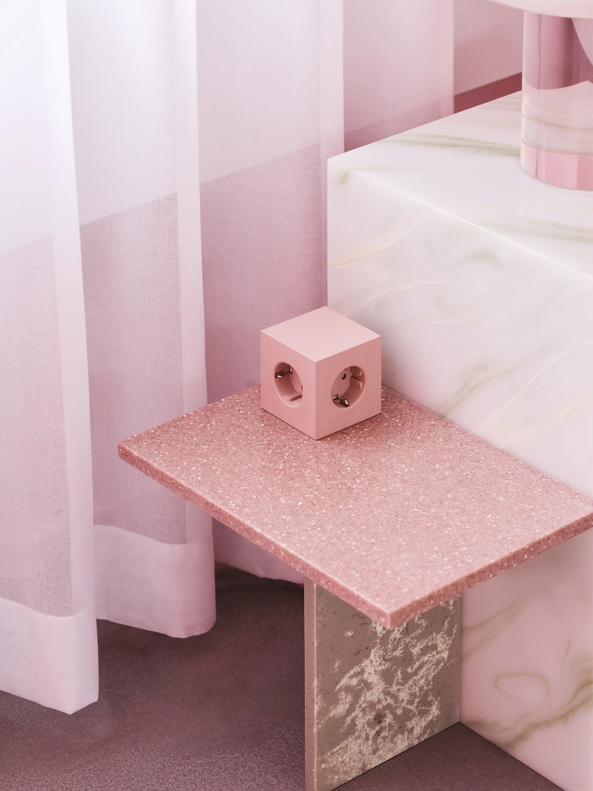 Stekkerdoos Square 1 Old Pink