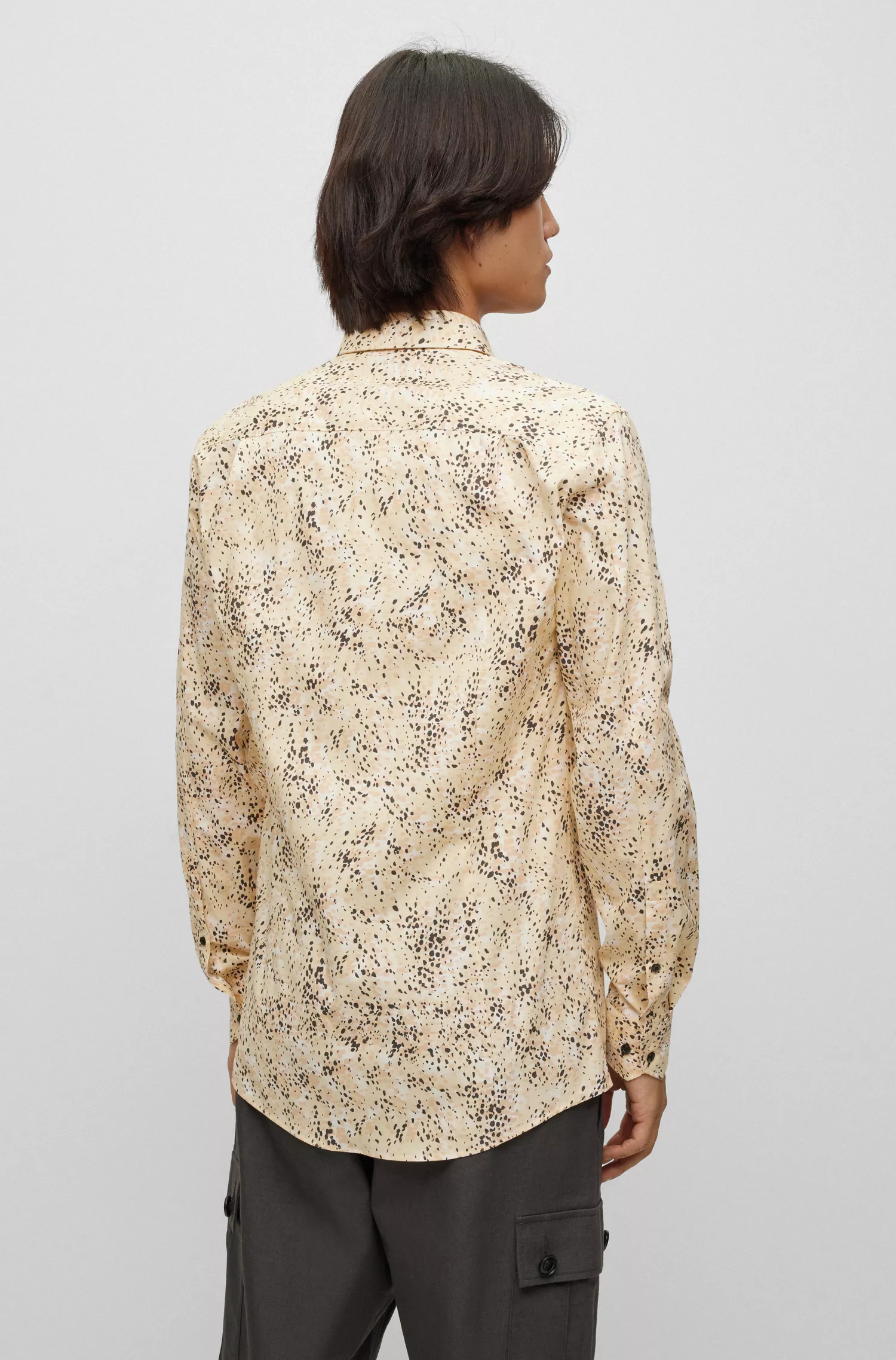 Camisa HUGO vermelha, corte extra slim, em algodão stretch com estampa de dálmata.