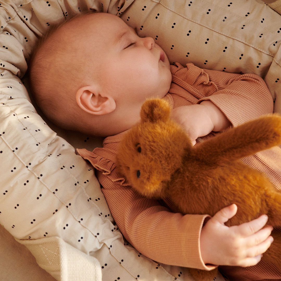 liewood knuffelbeer binnie - golden caramel - 16 cm