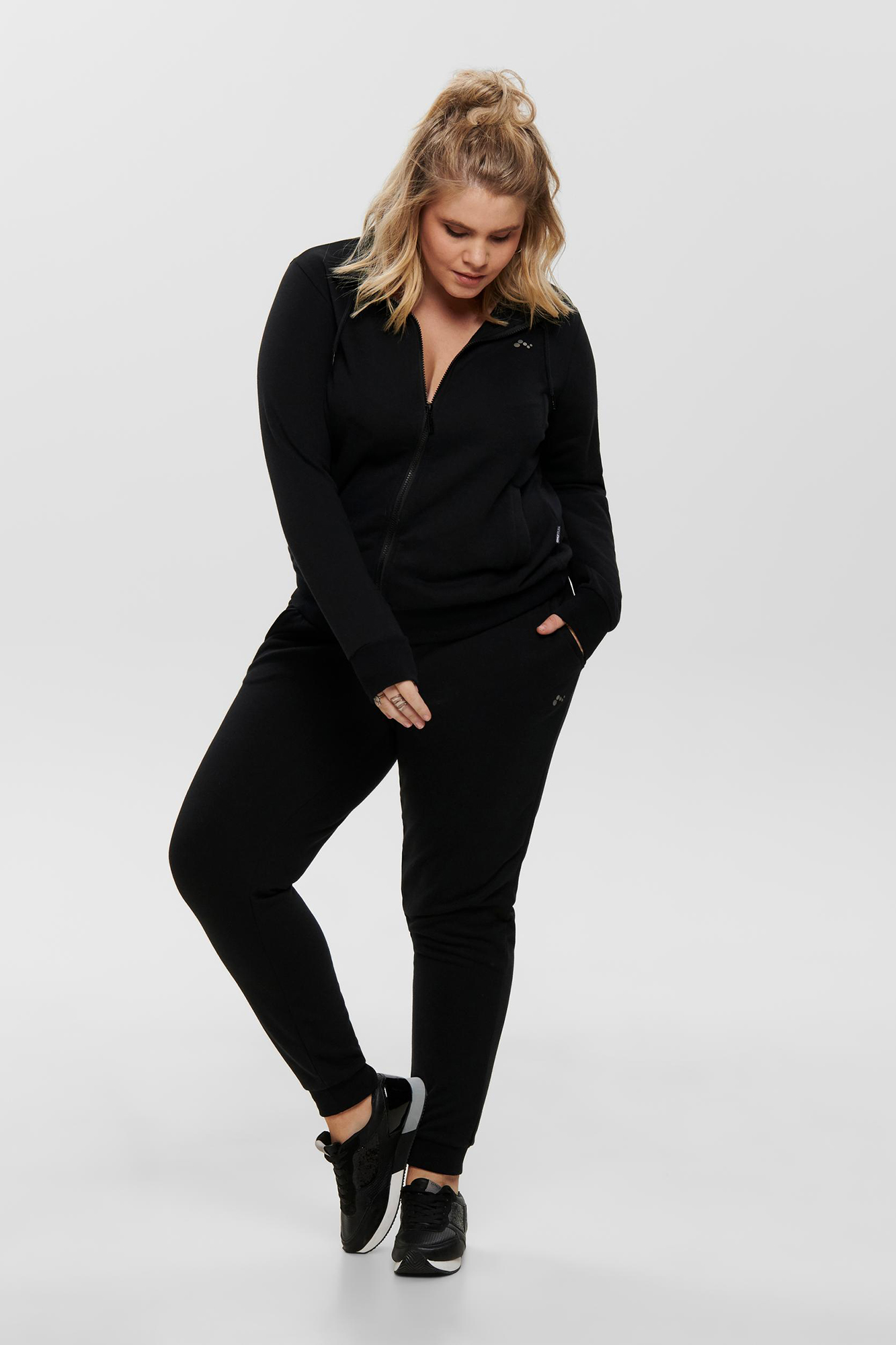 Blusa de moletom plus size com zíper e gola alta.