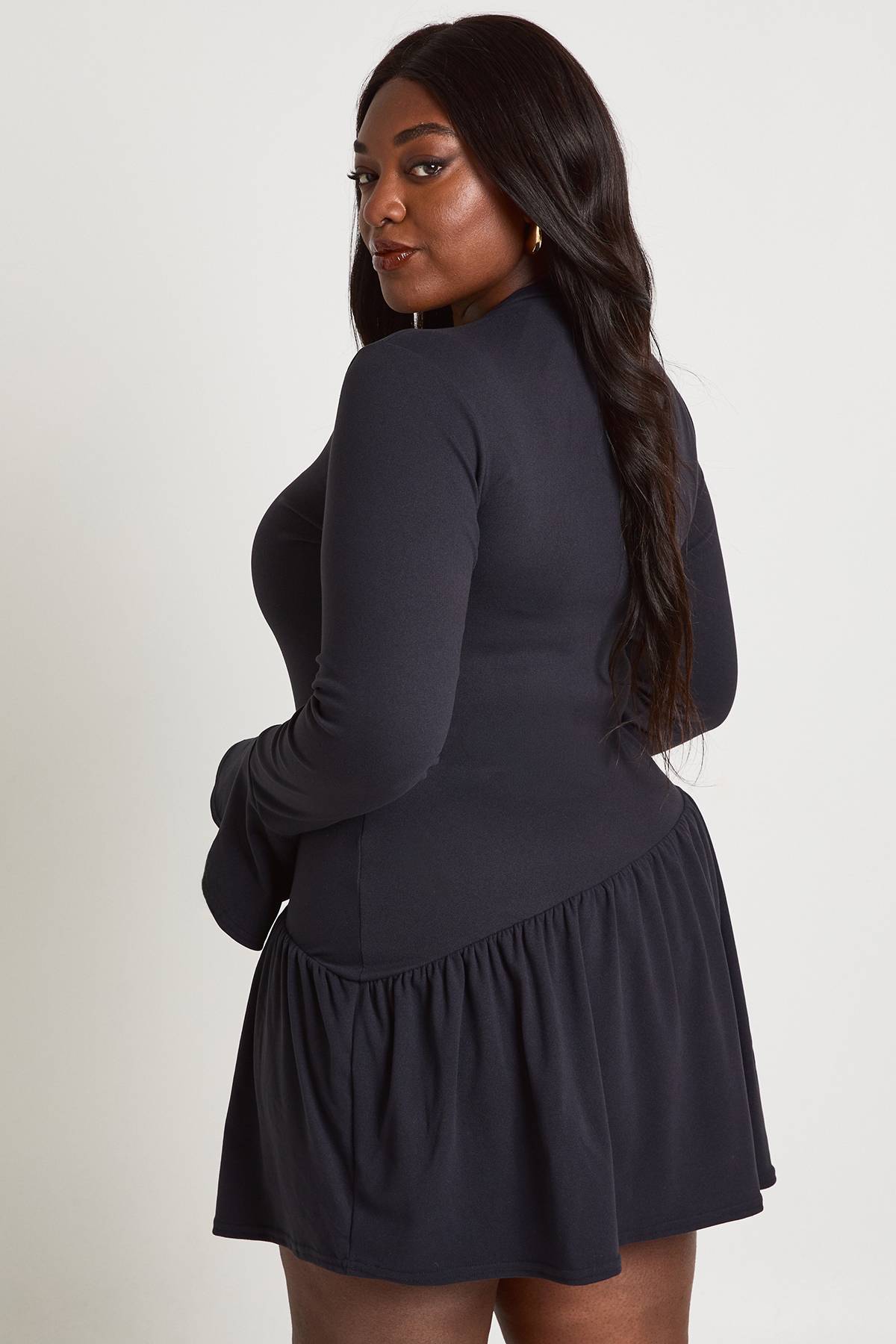 boohoo Robe patineuse super douce à manches évasées et ourlet tombant