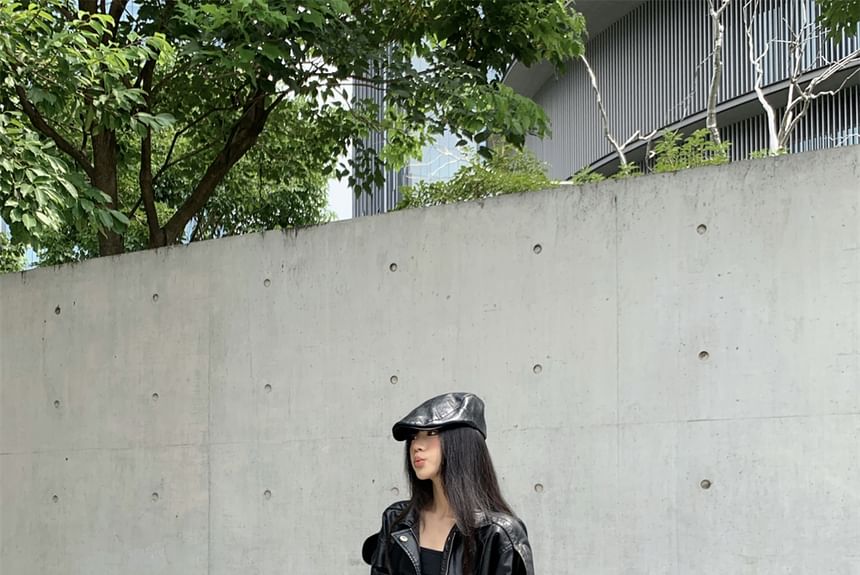 OUREA - Kraagvormig, effen imitatieleren cropped bikerjack met rits / Maxi A-lijn rok met split en riem