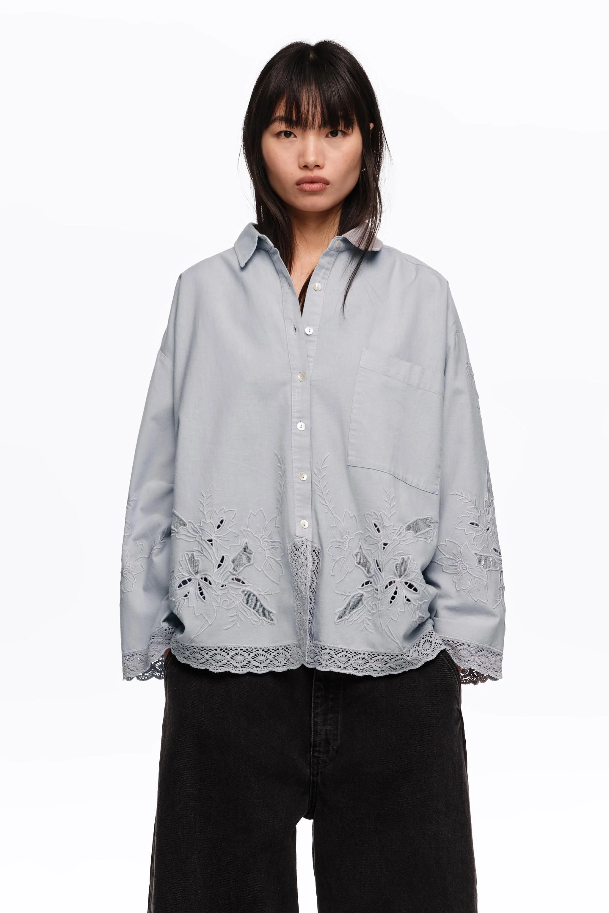 Camisa azul-clara de corte reto com bordado.