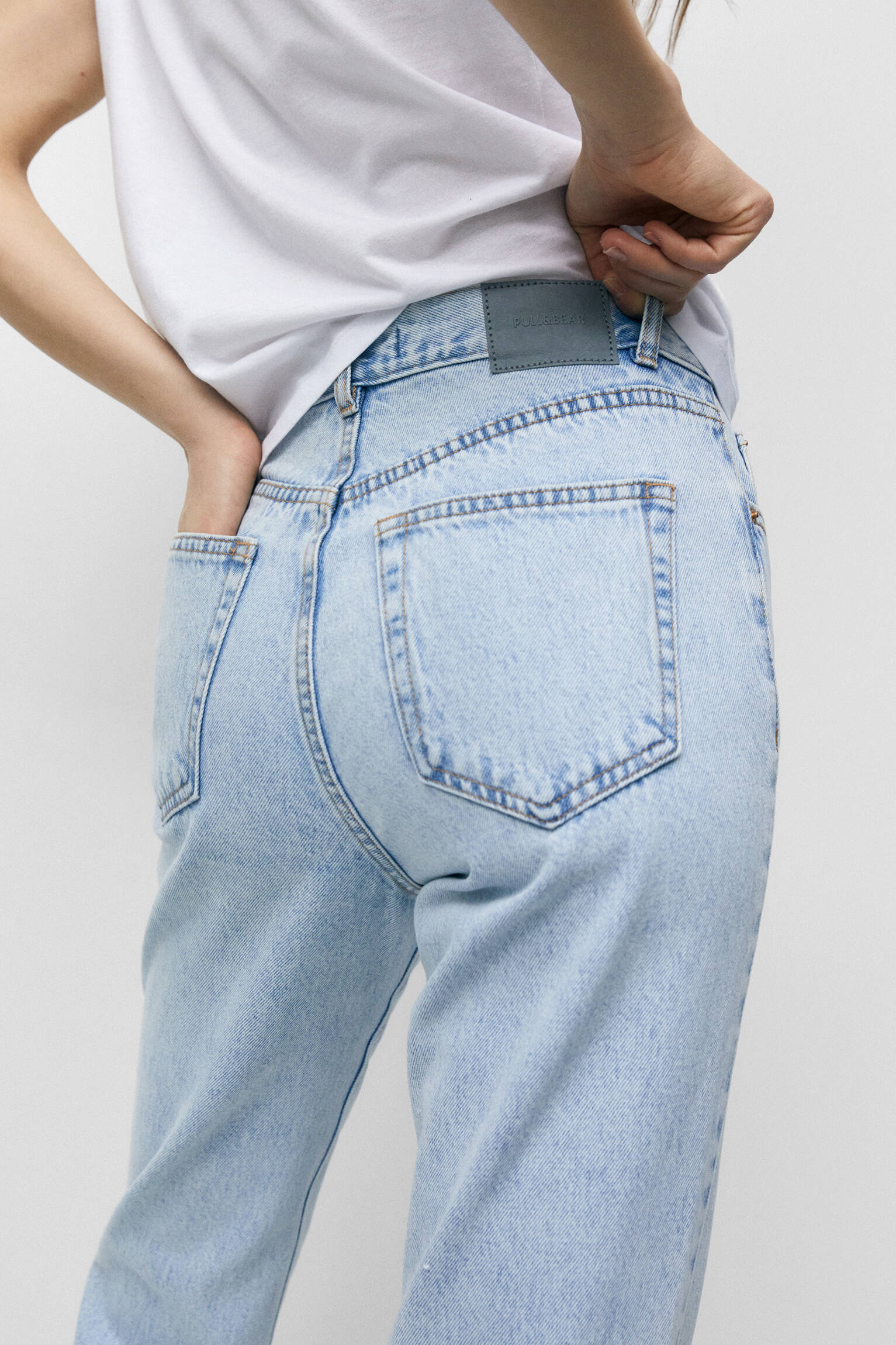 CALÇA JEANS BÁSICA MOM FIT - AZUL CLARO