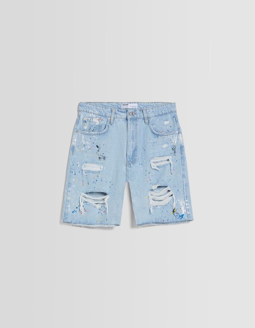 Bermuda jeans rasgada com respingos de tinta