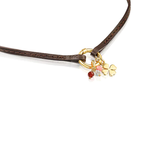 Colar TOUS Good Vibes com trevo, banho de ouro 18k sobre prata, pedras preciosas e couro marrom.