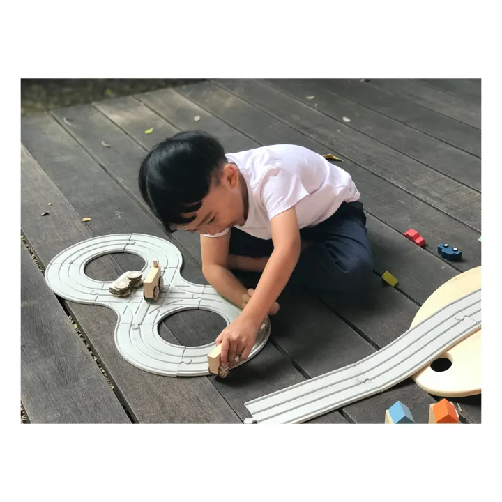 Plan Toys Circuit en caoutchouc naturel et ses accessoires