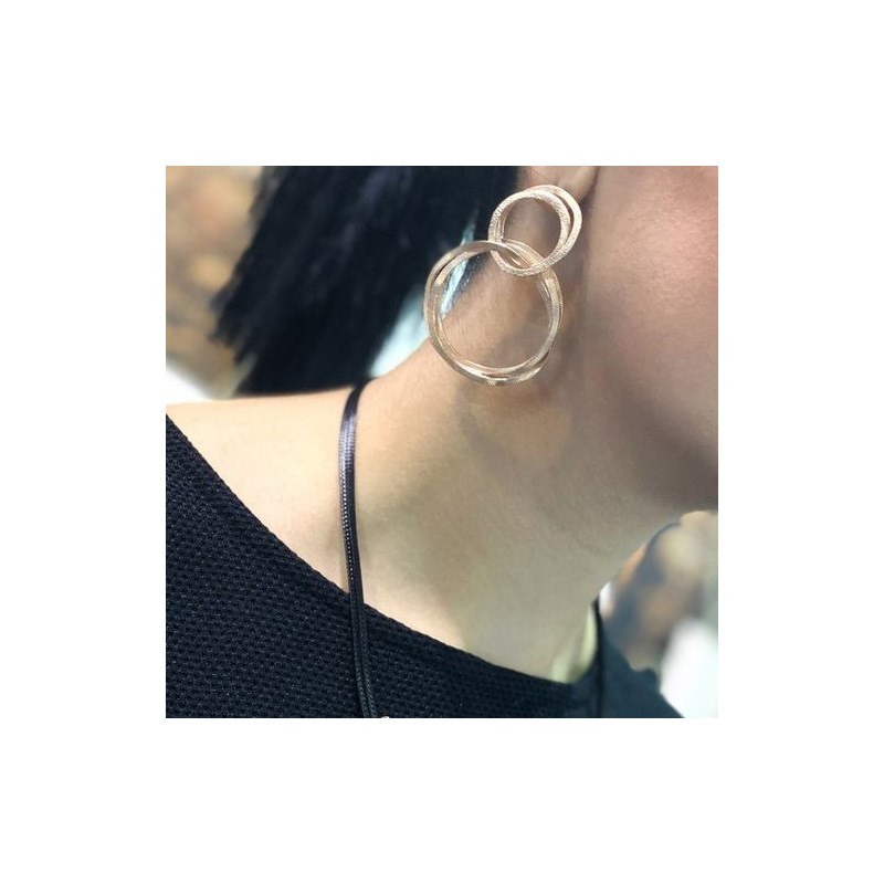 Boucles d'oreilles en plaqué or rose faites main avec cercles texturés métalliques - Bijou de créateur