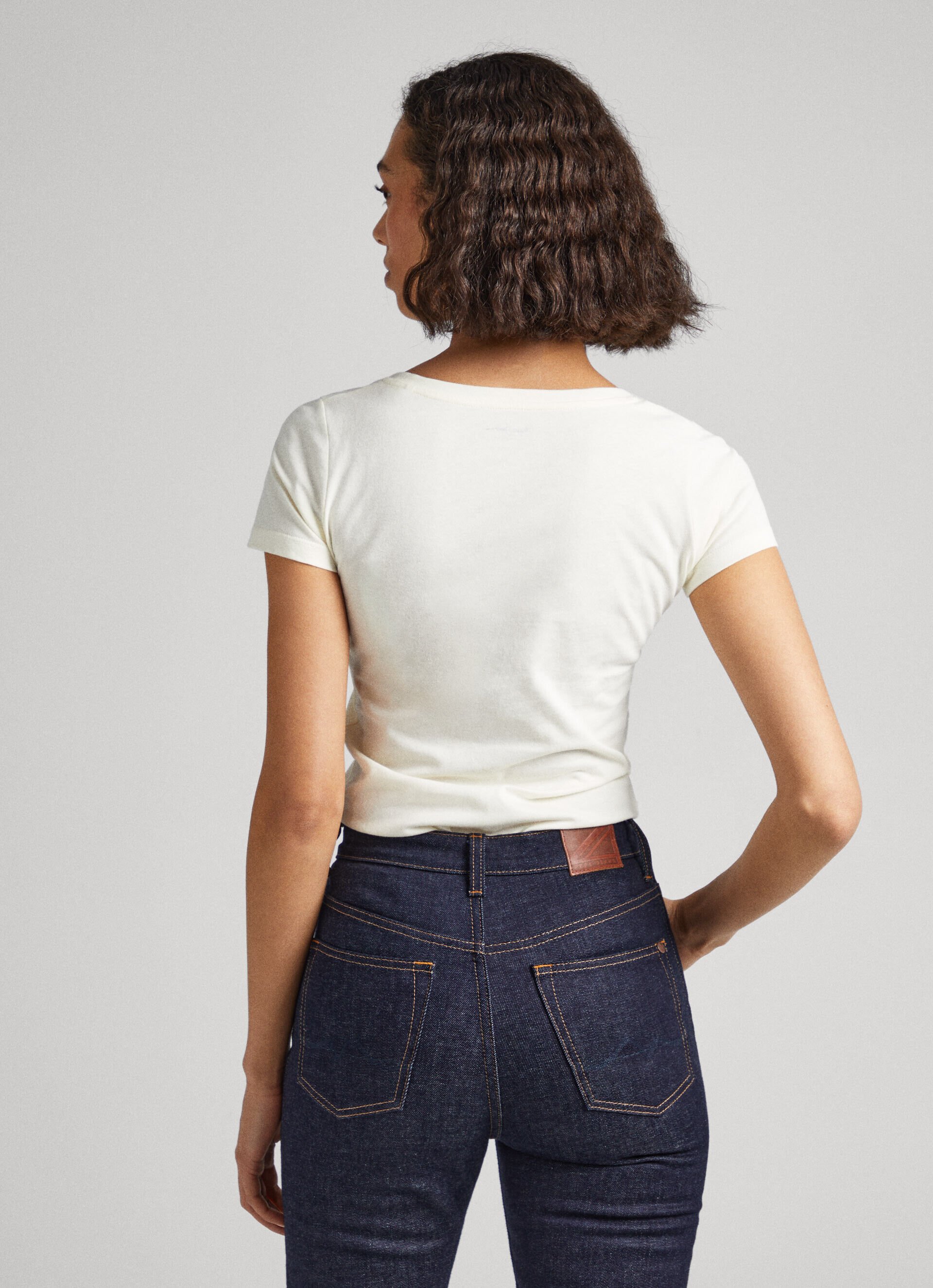 CAMISETA COM LOGOTIPO ESTAMPADO - branca mousse