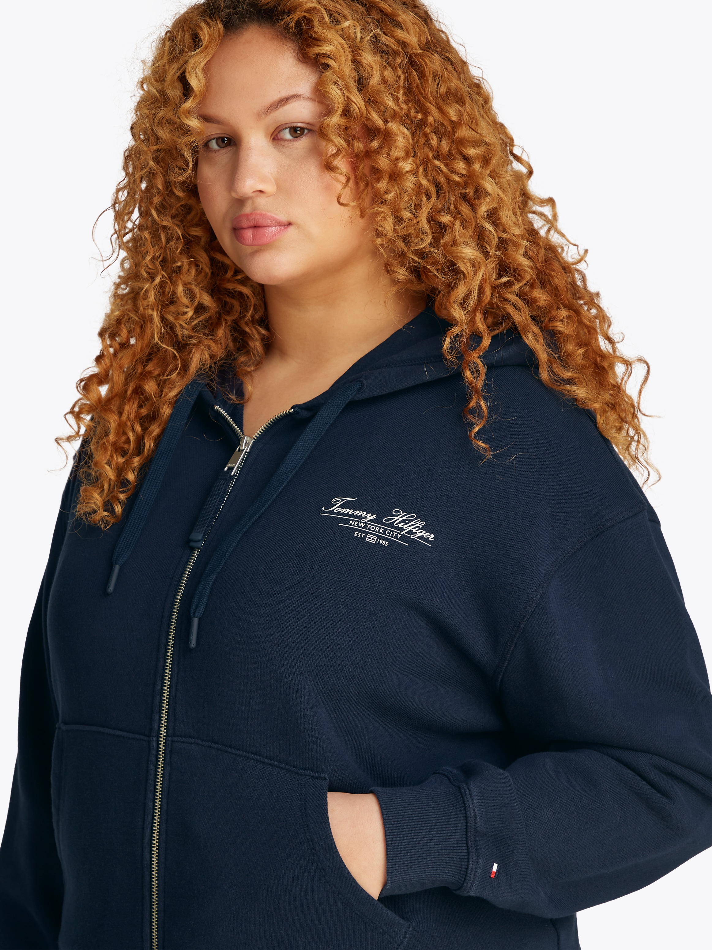 Tommy Hilfiger Curve Sweatjacke »CRV REG SCRIPT ZIP HOODIE«, in Grossen Grössen, Kapuze, Zipper, Logoschriftzug