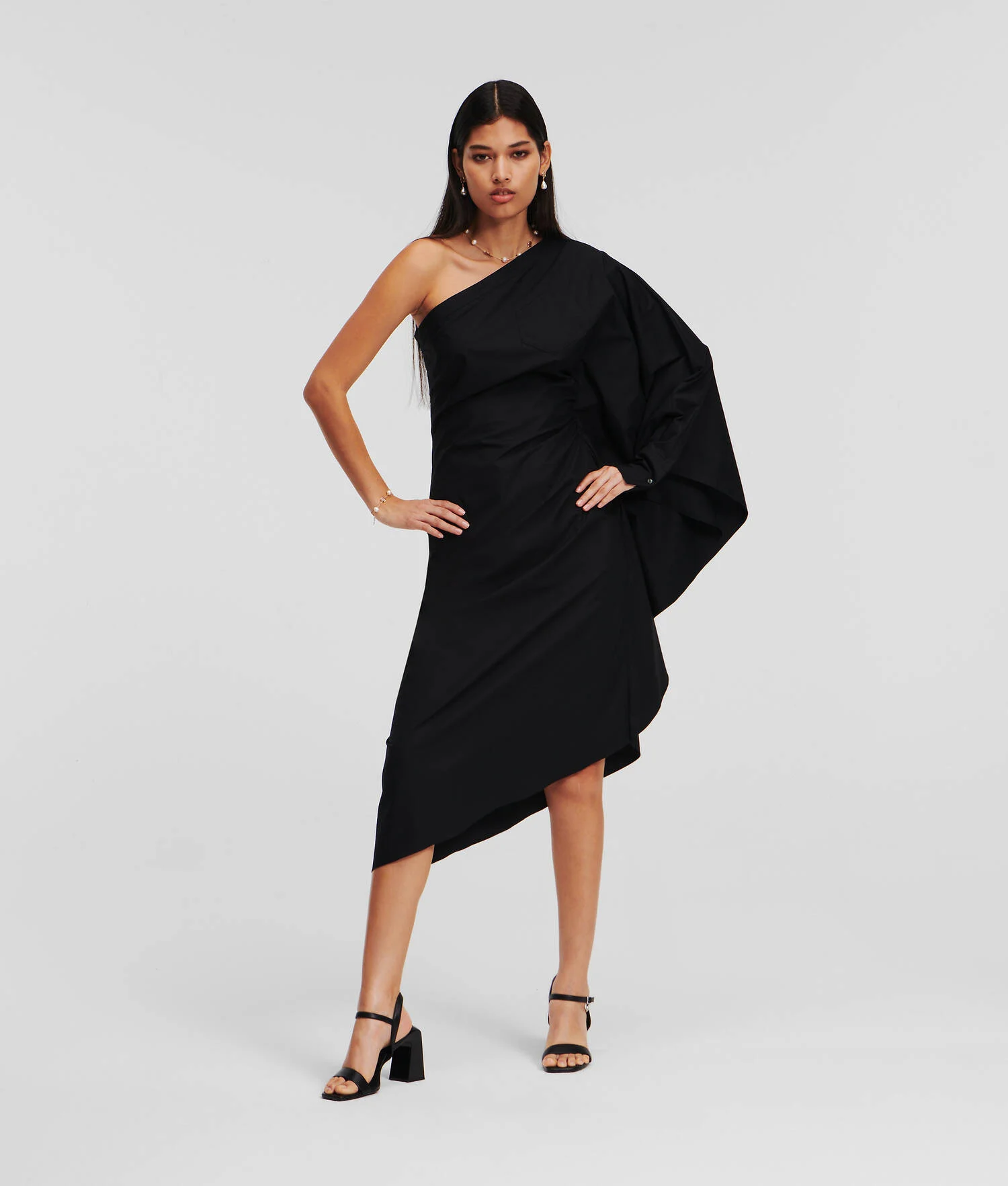 ROBE ASYMÉTRIQUE À ÉPAULE DÉNUDÉE SÉLECTIONNÉE PAR HUN KIM