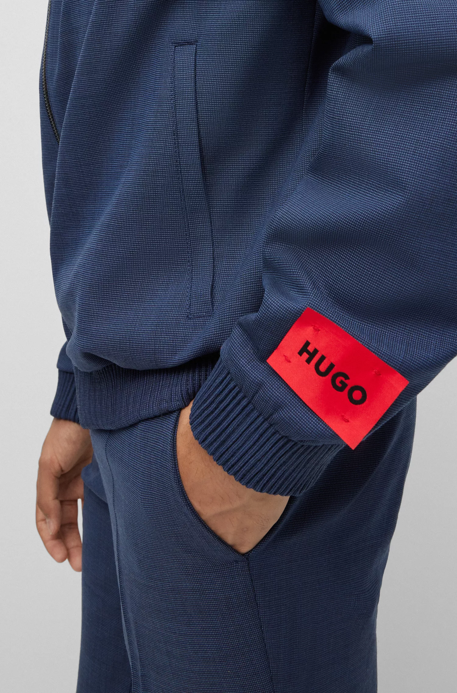 Jaqueta HUGO vermelha, corte slim, em mistura de lã elástica de alta performance.