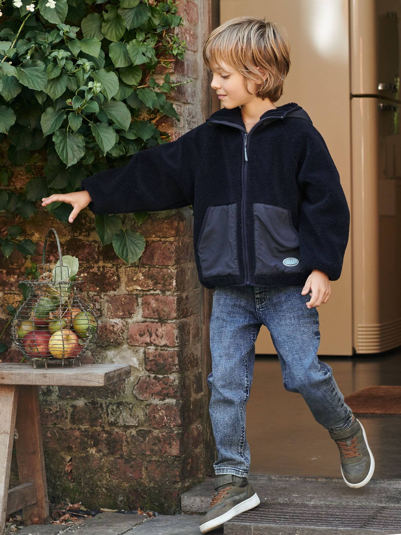 Jaqueta com capuz e zíper em sherpa para meninos, azul médio liso com estampas.