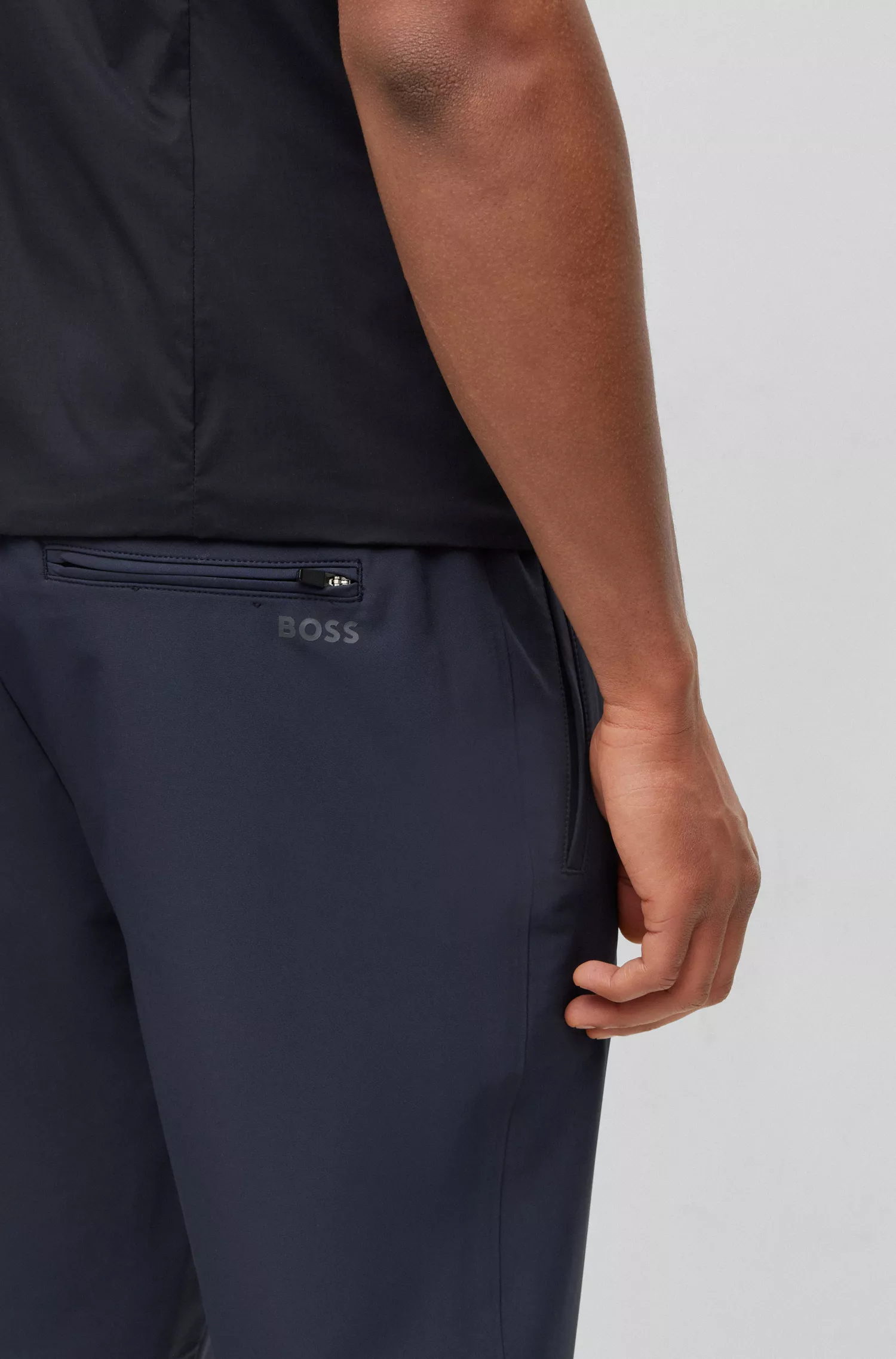 Calça chino BOSS verde-afunilada em tecido elástico em quatro direções, fácil de passar.