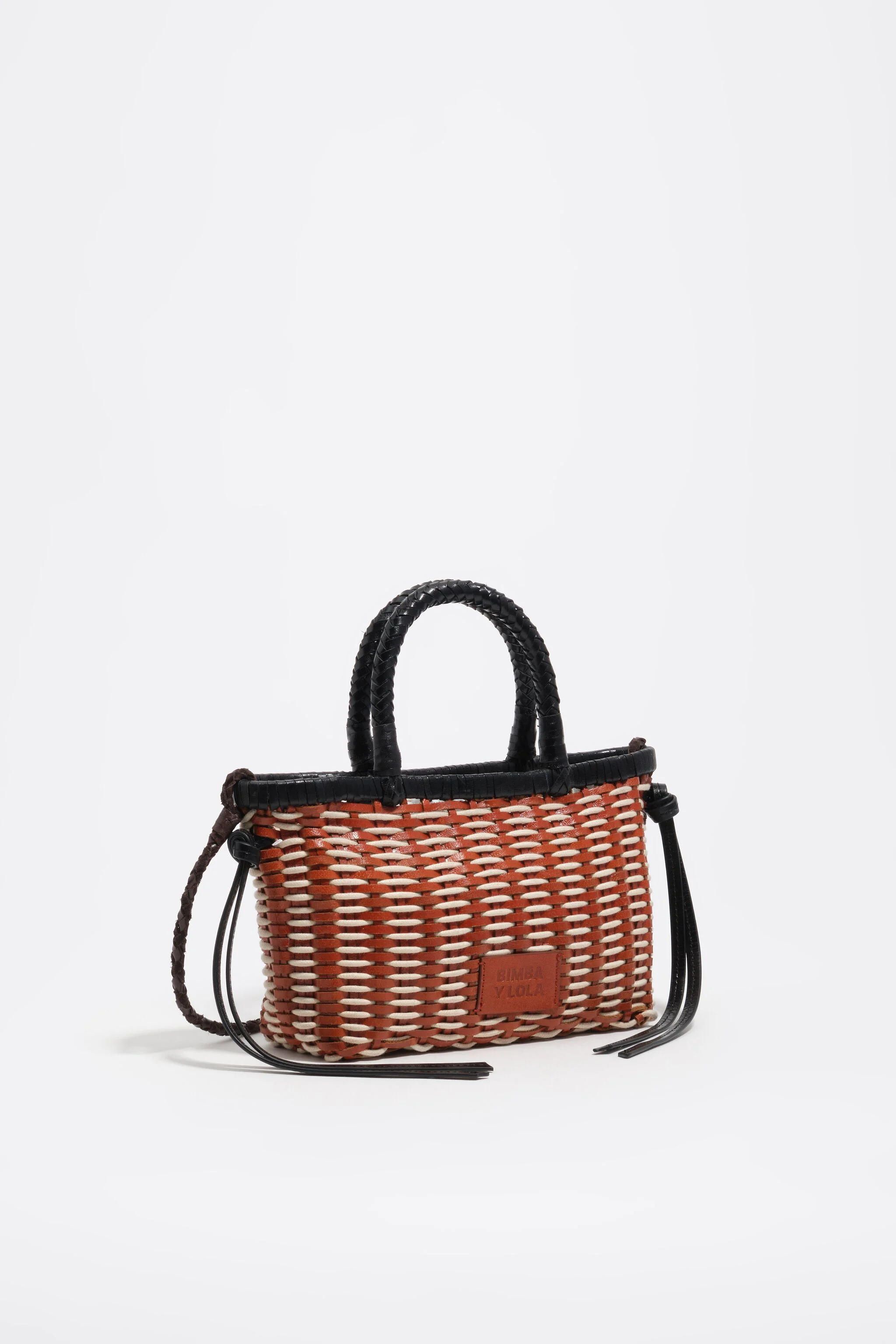 Bolsa mini trançada em couro tostado