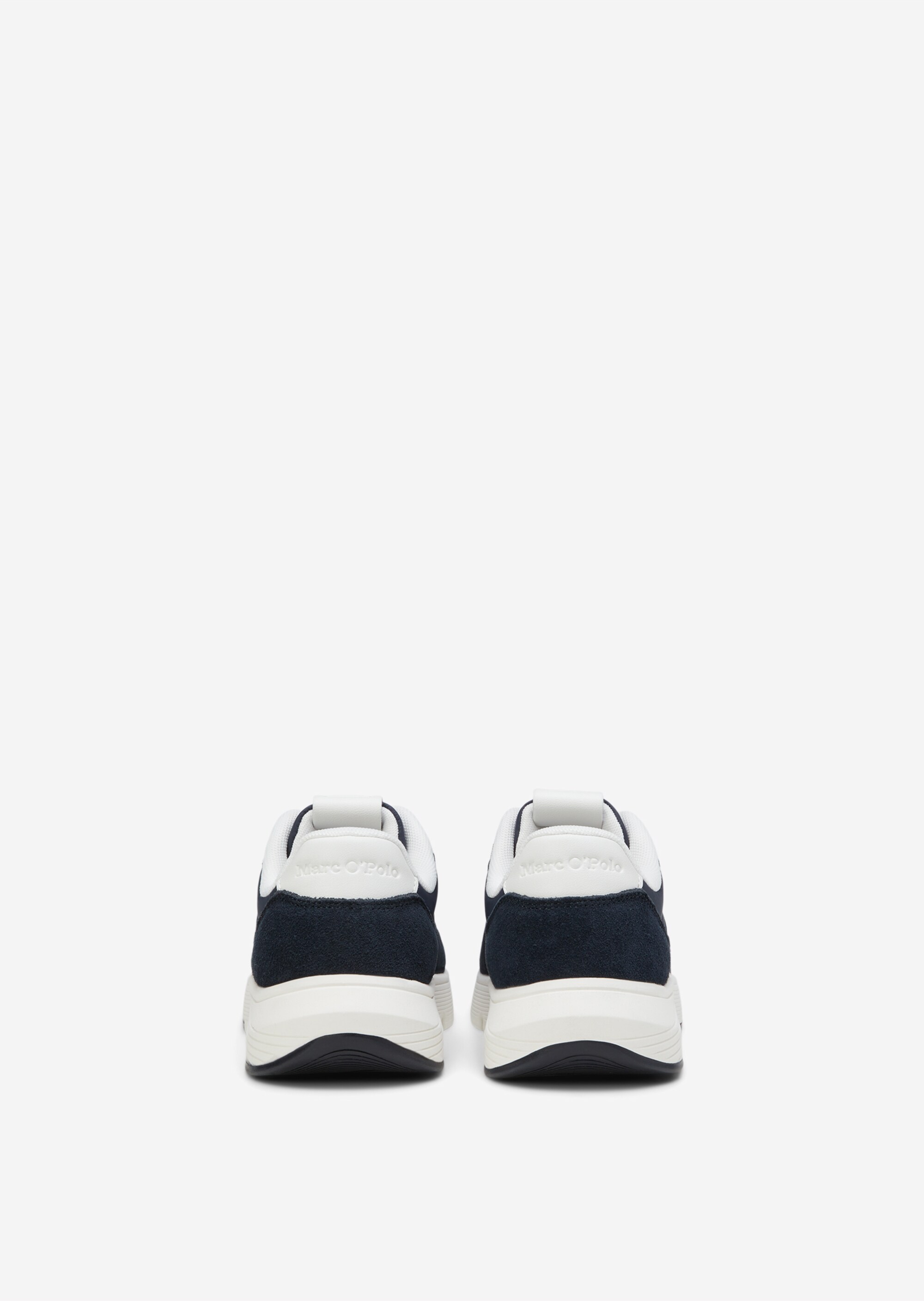 Sneaker aus spannendem Material-Mix