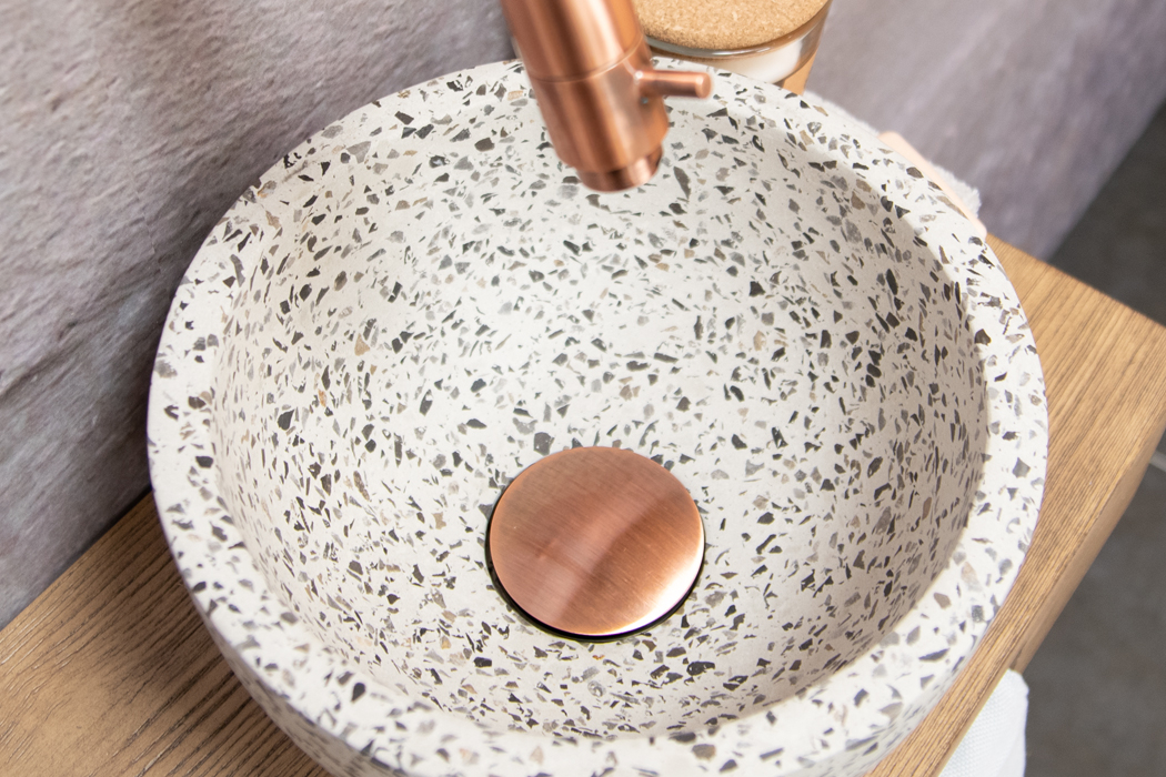 Saniclear Seba fonteinset met bruin eiken plank, zwart-witte terrazzo waskom en koperen kraan voor in het toilet